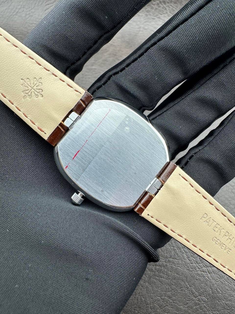 PP➕ Factory2025新品首发｜百达5738系列 68克配重版 复刻经典，更胜经典——GOLDEN ELLIPSE 黄金椭圆腕表重磅登场！ ✅ 黄金分割美学重塑：遵循1:1.6181经典比例，34.5MM×39.5MM椭圆表径搭配7.7MM纤薄厚度，复刻古典韵味与佩戴舒适度。 ✅ 316L精钢表壳：介于圆形与矩形之间的别致椭圆轮廓，还原原版线条张力，质感细腻出众。 ✅ 3D立体云贝母表盘：专属浮雕打印工艺，折射神秘深邃光泽，告别市面暗淡平庸款，上手自带高光。 ✅ 定制进口小牛皮表带：21X16尺寸对版原配，搭配同型椭圆表扣，与表壳设计遥相呼应，贴合手腕更显格调。 ✅ 9015精准机芯：走时稳定精准，兼顾实用性与耐用性，日常佩戴无压力。 PP➕不做“远观款”，只为呈现最接近原版的真实佩戴体验——从细节质感 to 上手触感，每一处都经得起近距离审视，让经典韵味在腕间完美延续！