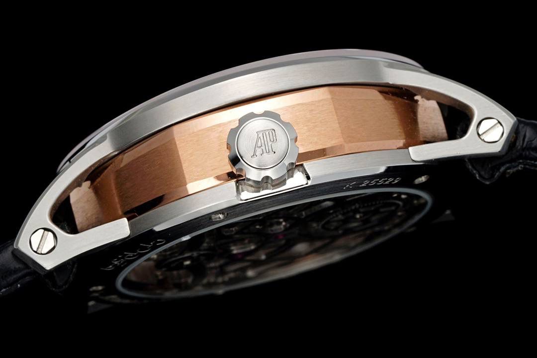 🚀爱彼最新款陀飞轮镂空腕表Code 11.59系列 Ref.26600 推出双拼色复杂动感结构表壳。全新标志性双曲面水晶玻璃带来独特的视觉体验！💯 亮点1、匆匆一瞥无法体现 Code 11.59 系列的复杂性和令人印象深刻的工艺。它看似圆形的表壳搭配纤薄的表圈，实则为大胆、并置的建筑形状的多面融合。为向品牌标志性皇家橡树表圈致敬，表壳中层为八角形，配有厚拉丝表带和抛光倒角。表耳也采用拉丝表面和抛光斜面，呈镂空设计。衔接表圈和底盖上，拱起保护着表壳中层。表壳中层与表圈、表耳和底盖之间的对比凸显了表壳的精致结构，表壳直径为 41 毫米。 亮点2、表盘由拱形双曲面蓝宝石水晶镜面保护，镜面高于明亮的抛光表圈，镂空陀飞轮机芯一览无余。定制AP 2948 型机芯是一款多层手动上链陀飞轮机芯，垂直排列的机芯，陀飞轮位于 6 点钟位置，发条盒位于 12 点钟位置，为镂空带来令人愉悦的对称性。机芯优雅弯曲的桥板采用三种不同的灰色调，突出了深度，并与浅灰色发条盒和齿轮系形成鲜明对比。内包头粒尼龙/皮表带，配小牛皮衬里 配备AP 针扣。