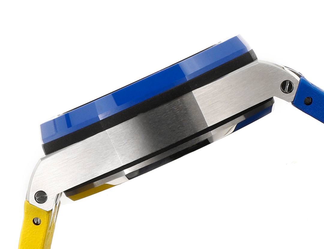 爱彼皇家橡树离岸型横空出世🔥💯引用全新的彩色陶瓷锻造技术，表壳与圈口的选料，不惜重本使用日本进口的氧化锆，无需任何颜料，以超高的压力与超高的温度锻造，形成超高密度的彩色陶瓷，再经过百里挑一，确保每一个成品都与原版毫无色差！CNC级别的打磨，将整一个表壳的边边角角完美处理，即使陶瓷，也做到毫不割手。圈口的拉丝，经过顶级的打磨技术，做到每一丝每一线都毫无断续，每一颗六角螺丝都与表框处在同一平面，拒绝一丝一毫的凸显与凹陷，诠释了何为顶级的复刻工艺！