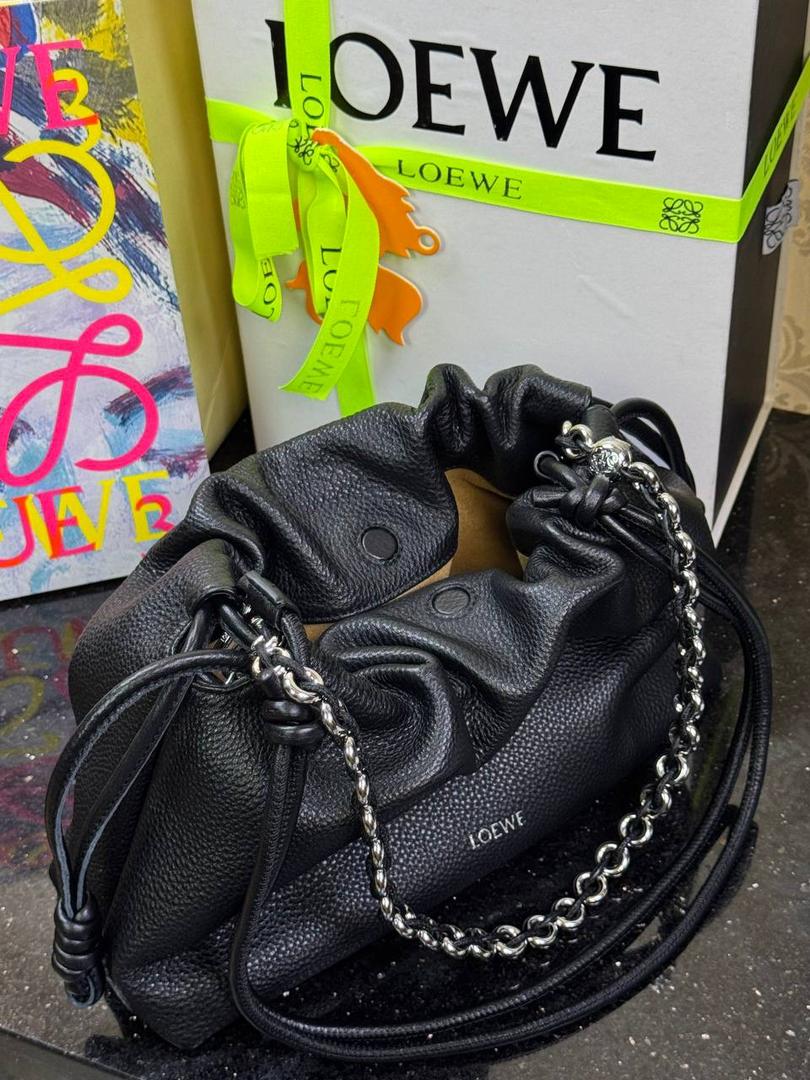 🎈中号链条款𝙁𝙡𝙖𝙢𝙚𝙣𝙘𝙤 𝙋𝙪𝙧𝙨𝙚鹿皮 ——【黑色】 尺寸：𝟯𝟬-𝟭𝟬.𝟓-𝟮𝟬𝐜𝐦 编码：012403 【配全套礼盒】 👉🏻延续福袋收缩绳褶皱设计•羊皮包身手感细腻柔软❤️ 👉🏻链条肩带➕皮肩带的双肩带设计•时尚百搭•给足了集美们多样化的选择。肩带可拆卸可调节•磁扣开合•正面烫金𝙇𝙤𝙜𝙤•呈现出高贵典雅的视觉感😍 👉🏻独家背景➕独家品质➕独家全套砖柜礼盒套装•市场高端品质皆在我手✌🏻