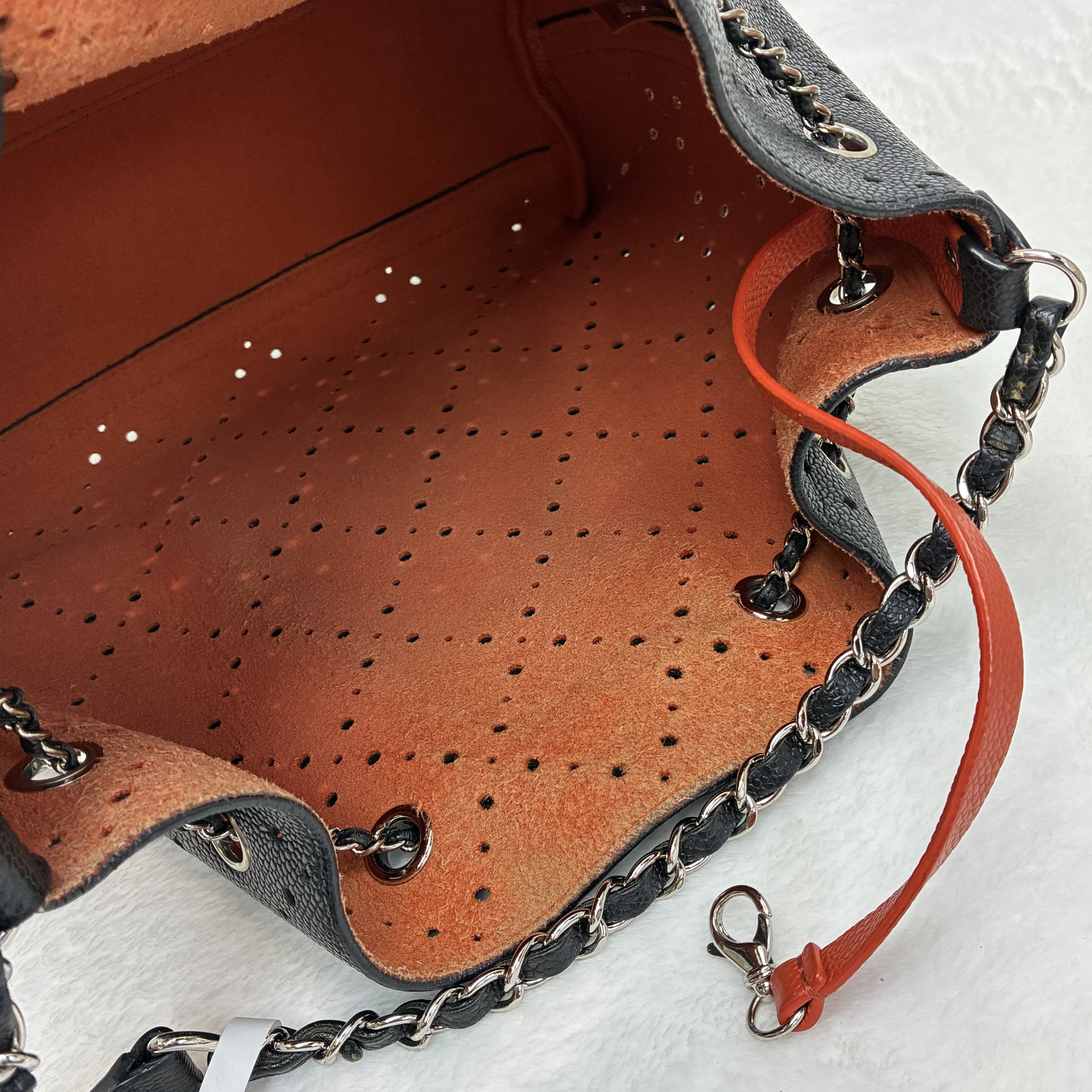 Chanel CC Drawstring Bucket Bag Perforated Caviar 黑色穿孔魚子醬皮革抽繩水桶包