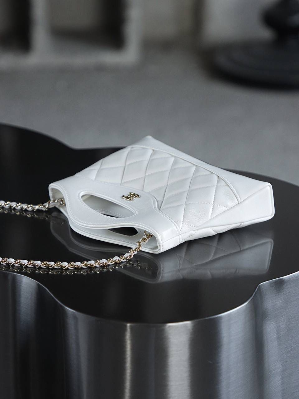 Nano 31Bag鑒定版👜 一包一碼 支持全球鑒定查驗身份證原廠專G Bonaudo皮料過關清單資料可査詢 夢中情包31bag nano超絕的仙女白色！ 更顯氣質和溫柔！ 人生總要有一隻仙女白的包包！ 31Bag nano更是時尚寵兒，實用與時尚的完美結合！ 五金：厚镀14k淡金 皮料：Bonaudo亮面小羊皮 尺寸：20*17.5*3.5cm