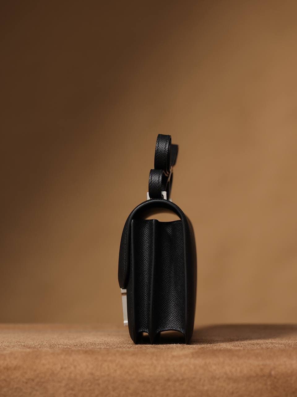 Hermes 爱马仕 #Constance 19黑色银扣👜✨ Epsom牛皮 单肩斜挎包 尺寸：19*15*4 cm 这款采用的是Epsom牛皮,纯原皮，和专柜用的是一个渠道的真皮 什么是Epsom牛皮？ 皮质：ep皮/手掌纹、一岁以上的公牛皮 软硬度：偏硬 纹理：皮面颗粒小的细腻皮纹，有点光泽感 特点：硬朗有细纹的牛皮皮质。细纹是进过后期处理的，比较硬质立体，长期贮存也不容易变形。自重轻，不易刮伤，非常耐磨实用。 所以每个H的款式用的皮都不一样，都是非常有讲究的✅