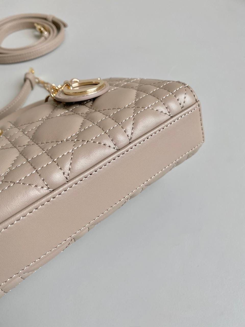 榛果超迷你🤎🤎 𝗗𝗶𝗼𝗿 𝗗-𝗝𝗼𝘆 𝗯𝗮𝗴羊皮，新色 时尚果然就是轮回，回归了一把中古戴妃 长方包形，短链条➕细长肩带直接封神！！ 复古时髦感超强，真是什么场合都可以把住 绝对是lady中的天花板了，强势出圈啦姐妹们😍🤩 17.5×10.5×6cm