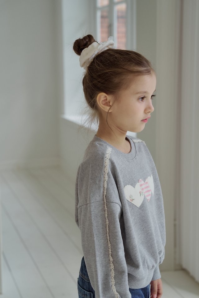 Momoann | Heart Patch Sweatshirt