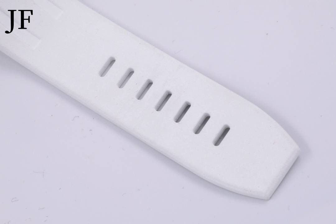 🚀品牌：AP 大熊猫🚀 系列：俗称金大熊猫 机芯：3126计时自动机械 材质：316精钢表壳 陶瓷圈 直径：42mm 皮带：橡胶表带 表扣：原装针扣 玻璃：蓝宝石水晶玻璃