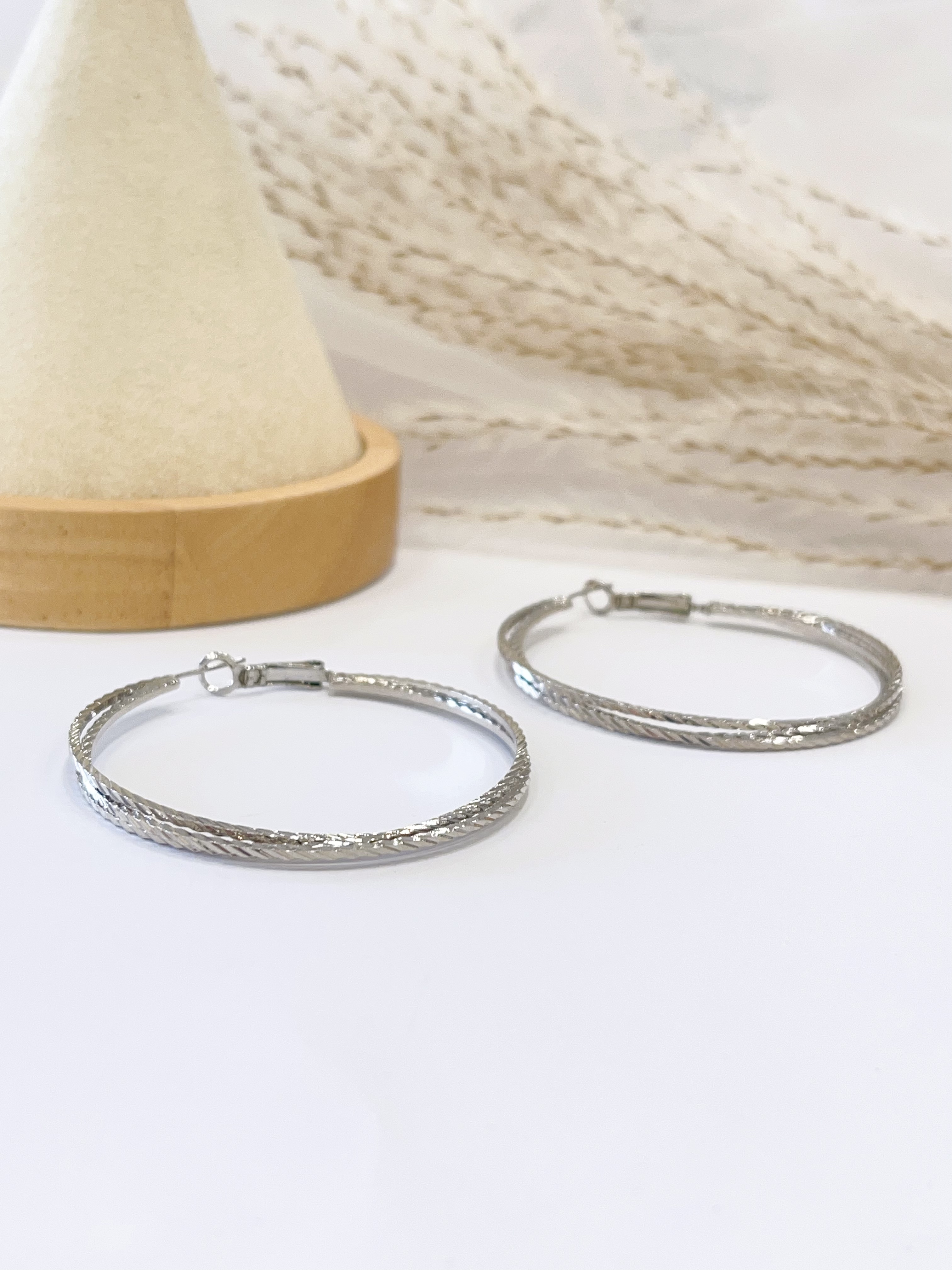 氛围感银色锤纹耳环