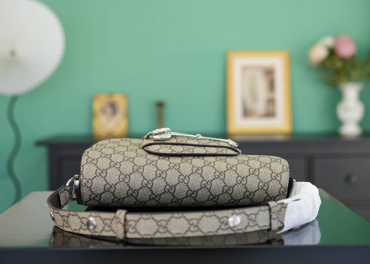 👜Gucci Horsebit 1955系列小号肩背包💕 超种草，Gucci新出的wink变形包！经典马街扣不对称，不规则形状，超个性真的是让人耳目一新！ 不得不说 Gucci经典元素在每一款新品上都有新突破，1955这款腋下包个性十足，肩带也是可调节的，百搭实用！ 官方款号 764155 尺寸：10.5-17x26.5x4-8cm