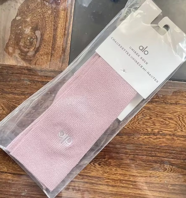 Alo Yoga Crew Yoga Socks  中筒纯色運動襪（一套3對）