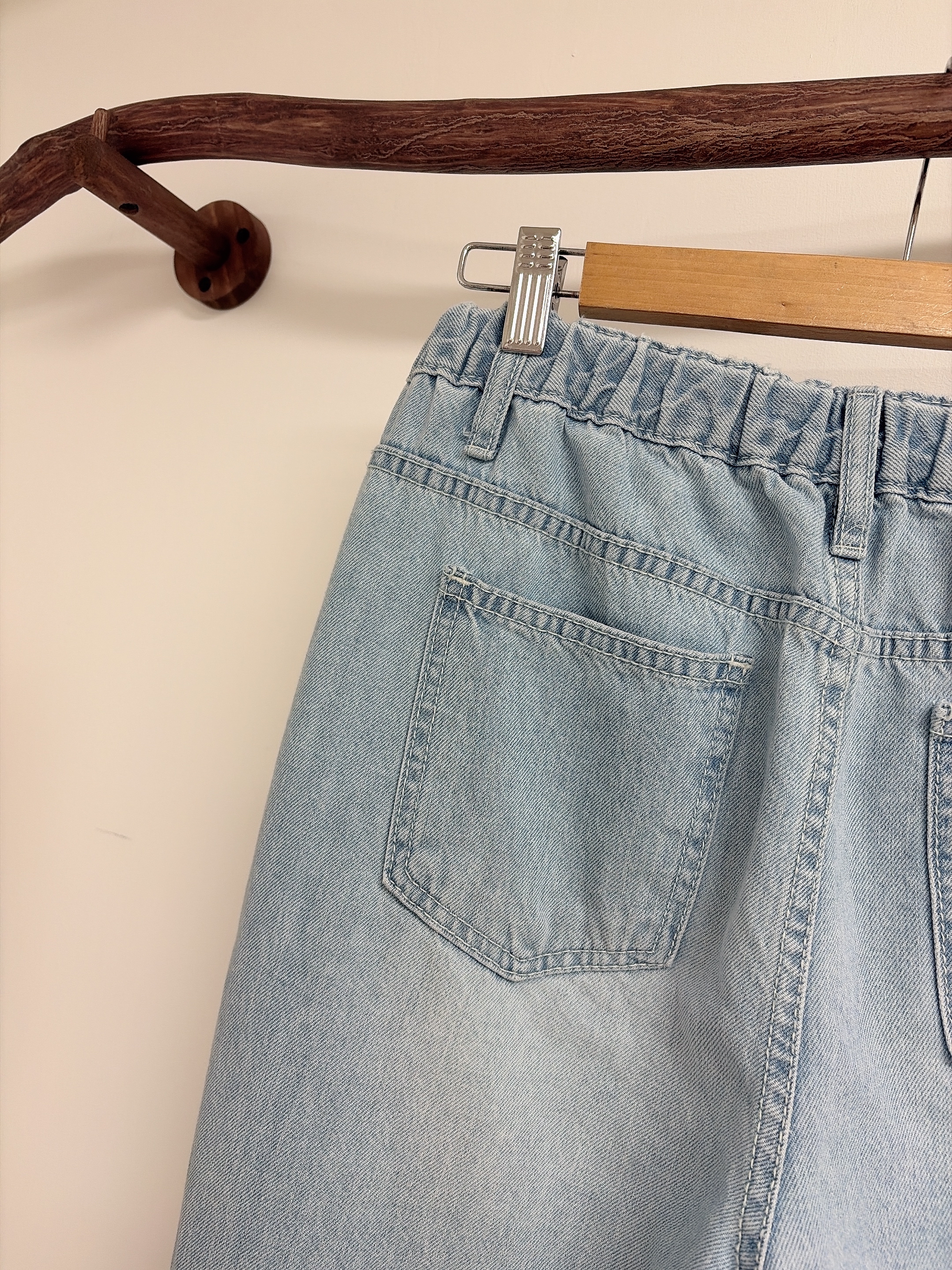 彎形袋車線淺色洗水薄jeans