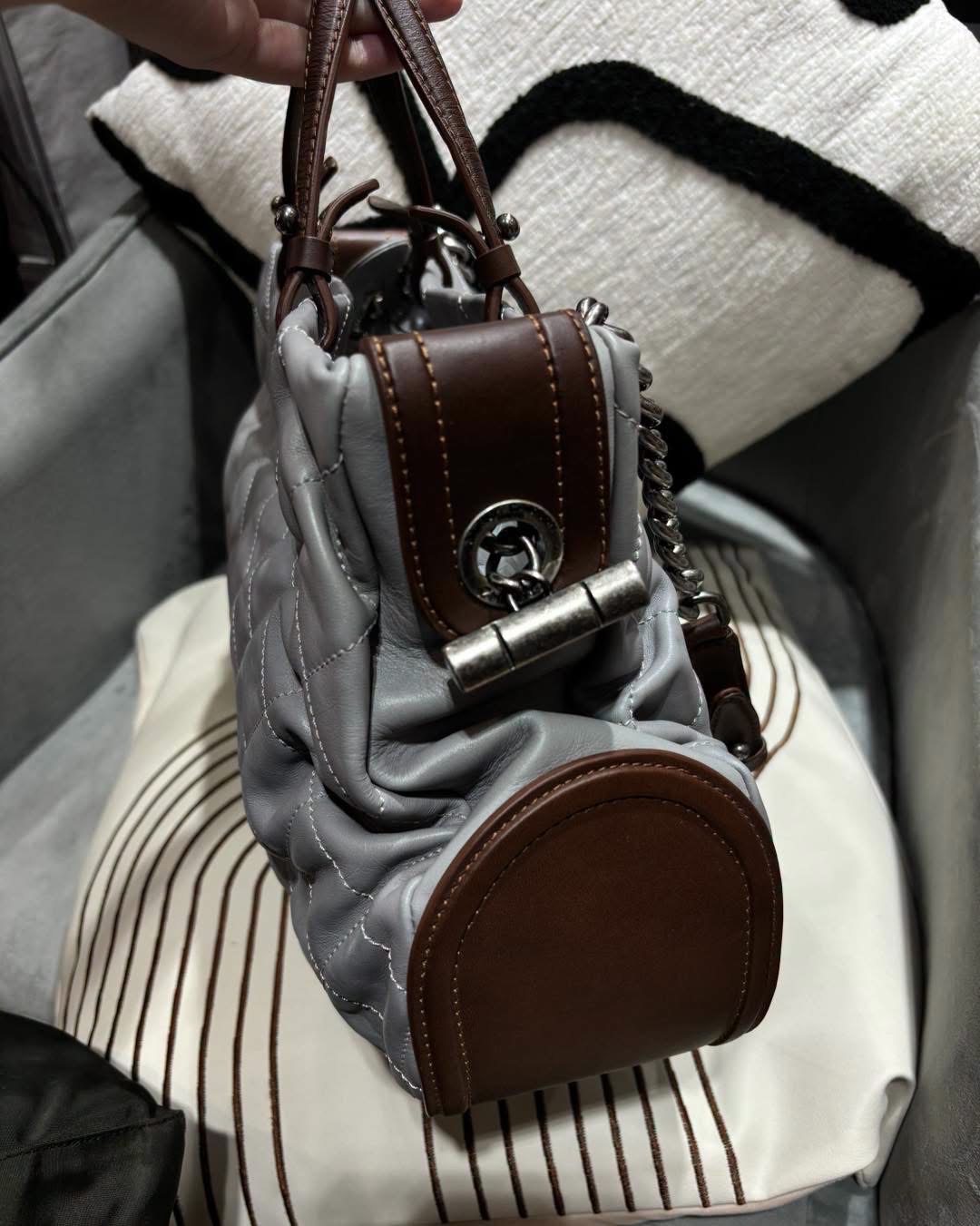 Chanel cc chain shoulder bag calfskin  100%AUTHENTIC,  98%new  ☑️card☑️dust bag 