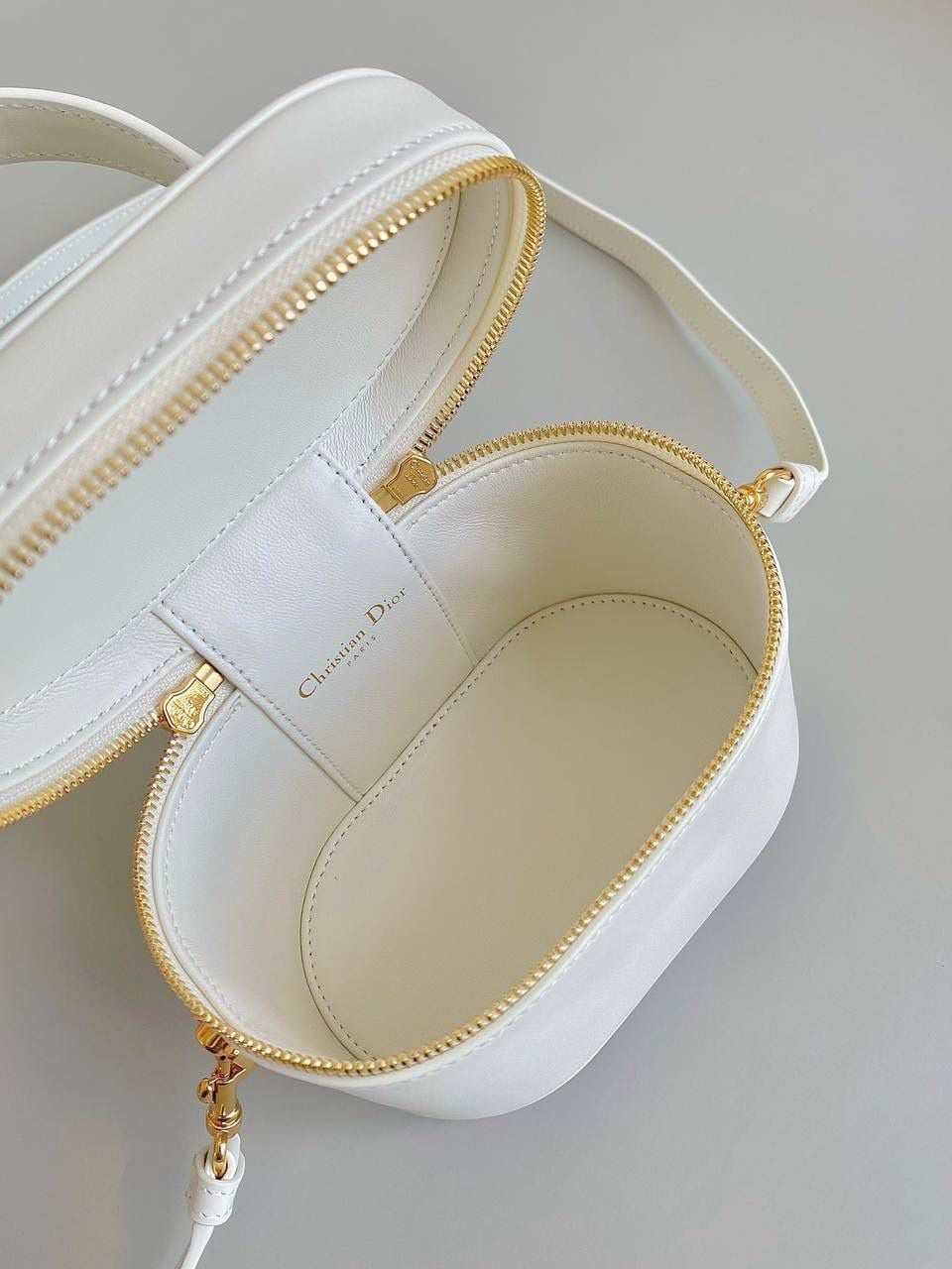 🈶白色小号 𝗗𝗜𝗢𝗥 𝗦𝗶𝗴𝗻𝗮𝘁𝘂𝗿𝗲 𝗩𝗮𝗻𝗶𝘁𝘆 化妆盒 全新系列一出直接萌翻天，很难不火 通常在金属包扣或链条装饰的CD字母 这次当了回主角，直接放大像极了猪鼻子 压印浮雕质感和字母的立体弧度，好高级 成了包身上一眼就能看到的重点元素 手提手柄系个小丝巾，简直不要太可爱 拆卸可调节肩带日常随意搭配出街 小巧不臃肿，都去冲 16×11×9.5cm，#8101m