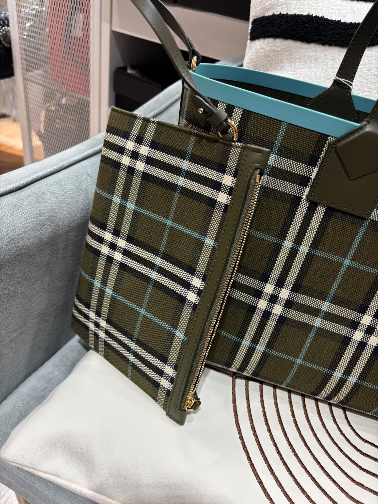 Burberry London Tote Bag Small 100%Authentic, 99%New ✅Dust bag