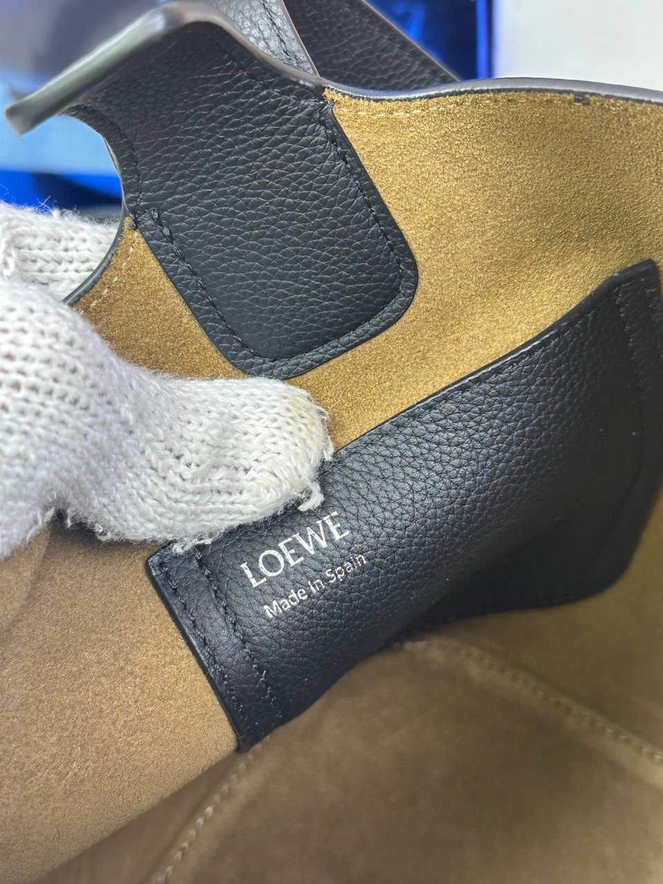 ♥️𝙈𝙞𝙣𝙞 𝙋𝙚𝙗𝙗𝙡𝙚 𝘽𝙪𝙘𝙠𝙚𝙩 ——【黑色荔枝纹】 尺寸：𝟏𝟔-𝟏𝟔-𝟗.𝟓𝐜𝐦 编码：062339 🎈标志性Anagram鹅卵石点缀，配以纯粹简约线条以及瞩目设计风格，诠释全新𝙋𝙚𝙗𝙗𝙡𝙚手袋👜 🎈自带一根🉑拆卸🉑调节的肩带，一包多背，多样化风格，秀场大放异彩😀内里容量超大，日常实用性强👌 🎈配全套专柜礼盒🎁，给你满满的仪式感👀