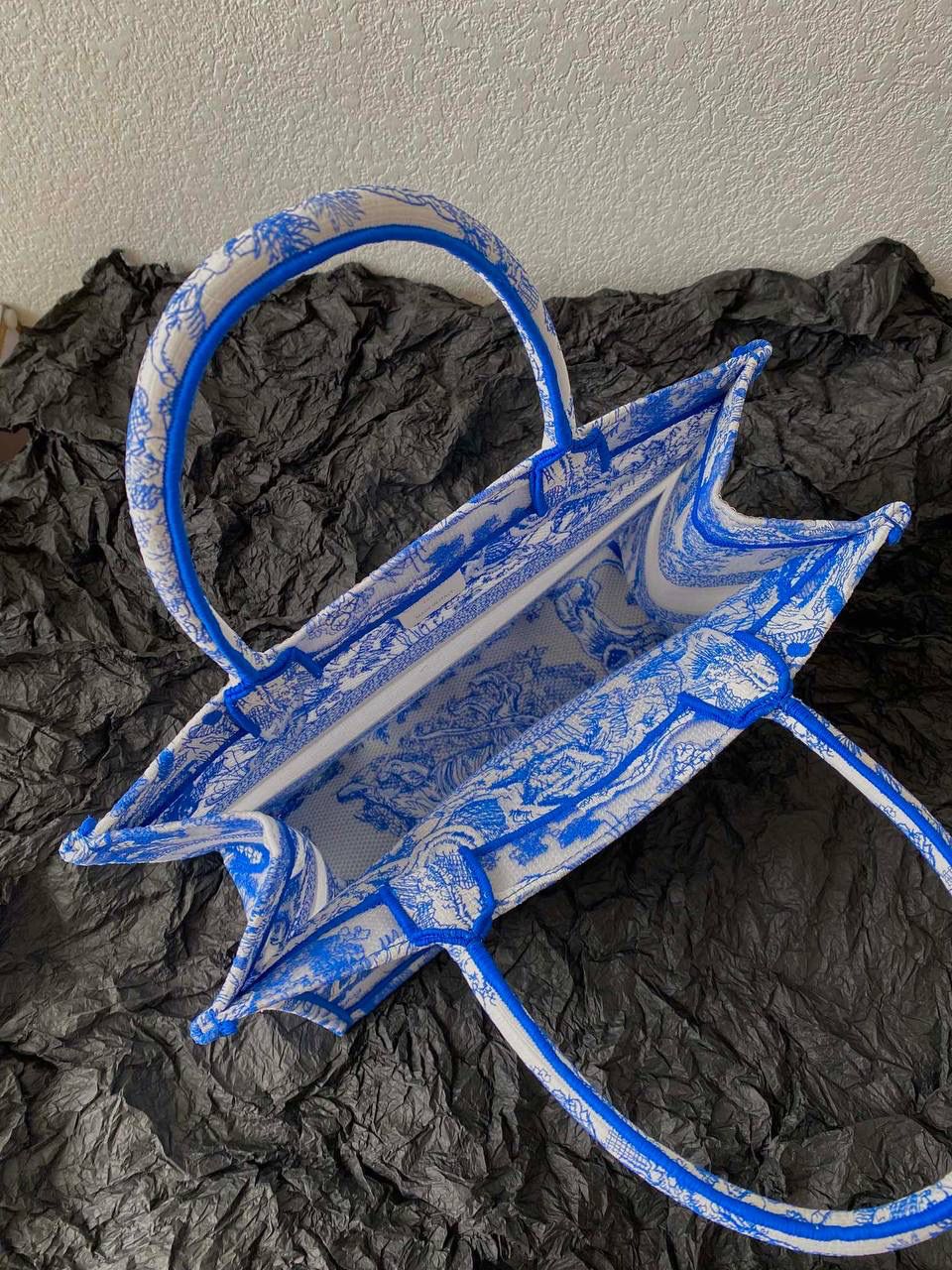 🈶透明蓝中号 𝗖𝗗 𝗕𝗼𝗼𝗸 𝘁𝗼𝘁𝗲购物袋"夏日限定" 全新透明帆布材质，轻盈通透的质感✨ 自带清凉属性，是这季的最大亮点 茹伊动物印花与荧光色调的碰撞 怎么会有这么好看的颜色啊😍 不愧是色彩大师，活力氛围拉满 超醒目的荧光效果和度假气息扑面而来 将优雅融为一体，谁心动了，我不说 刺绣的复杂程度，直接搞疯师傅们 这只购物袋真的要细品，那那都是细节 size：36.5×28×17.5cm