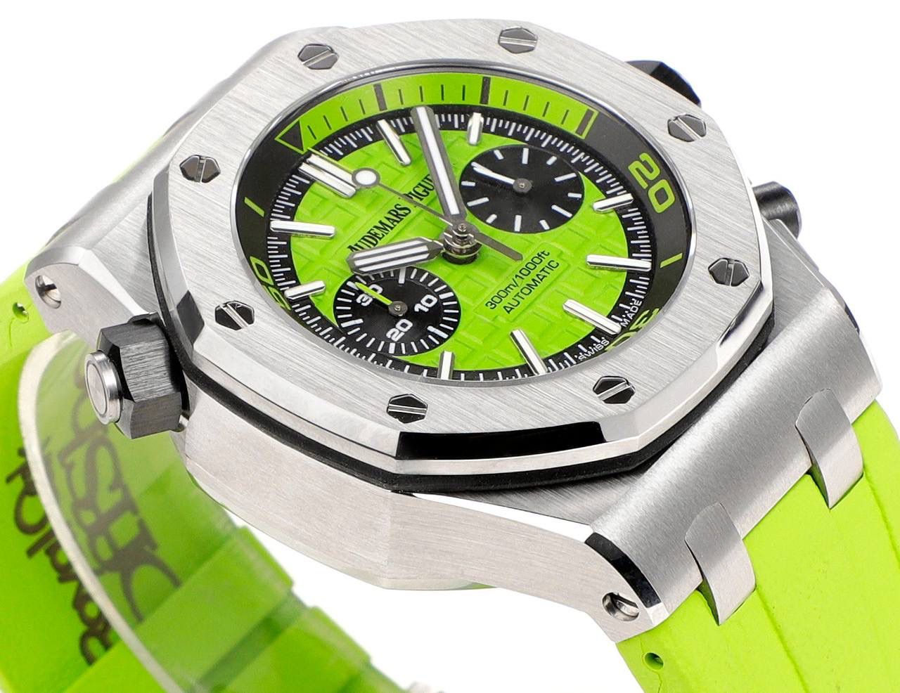 AP爱彼皇家橡树系列水果腕表 型号：26703 跑秒计时自动机械男表 搭载原版cal.3124机芯 直径：42mm 超强夜光🚀💯 1.表壳材质选用的316L精钢，经过CNC一次成型锻造了42mm的表径，表壳在经过拉丝工艺多次打磨抛光后做到了无懈可击，包括螺钉也一致还原 2.表盘字面格纹错落有致，立体感很强。刻度线粗细程度以及长短均与正品保持一致。条钉时标内部填充超强夜光材料。两组小圆盘对称分布，就像两只小眼睛。盘面内有一圈一圈的放大环，细节处理很到位。 3.橡胶表带表面的磨砂质感很强.采用无味不沾灰尘的进口橡胶，只为提高佩戴的舒适感 4.前后玻璃都采用蓝宝石水晶镜面玻璃，镜面通透性也很强。这款腕表采用3124机芯，做到了外观和正品的极其相似，走时精准稳定！！！