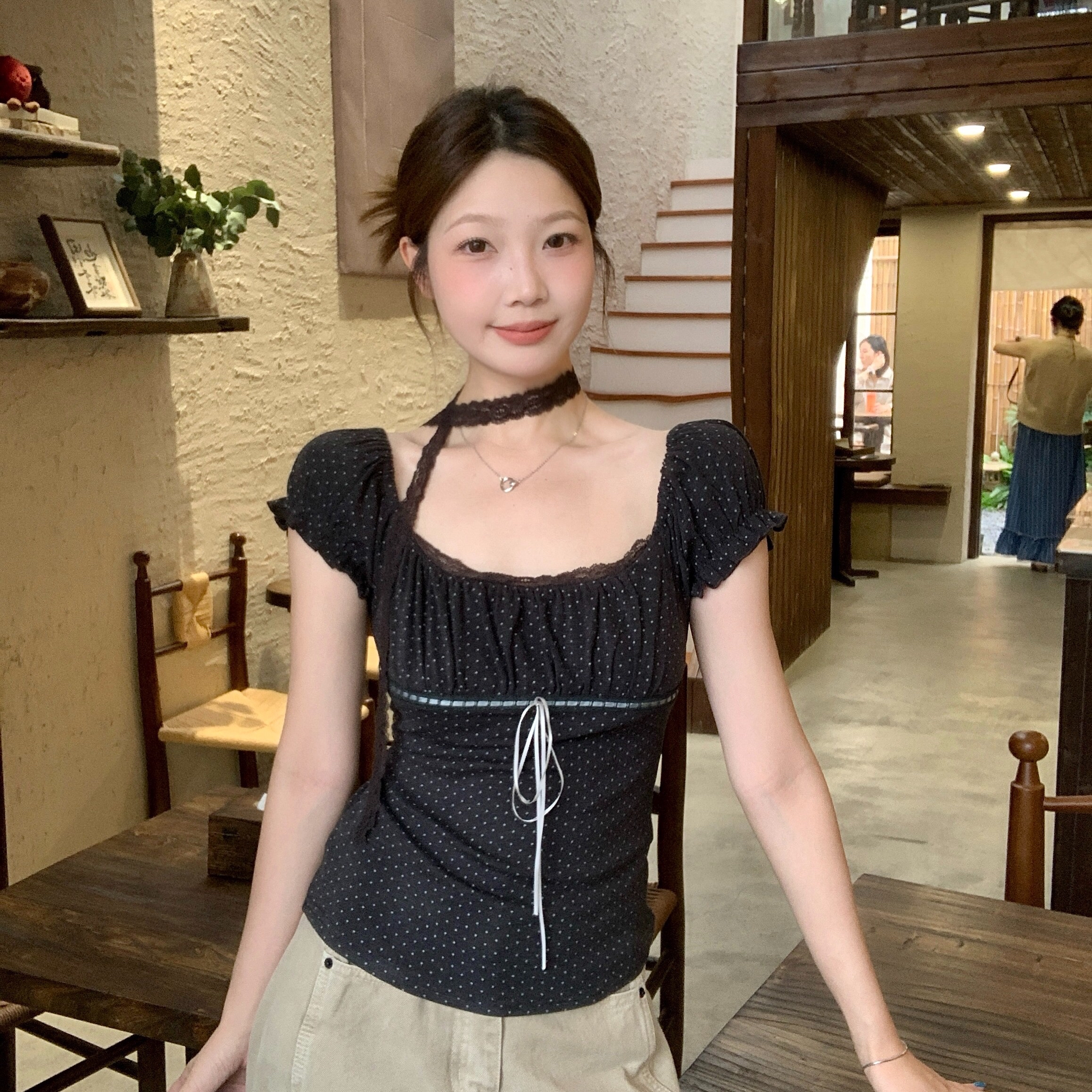 B226(9033) 韩系气质波点泡泡袖胸下蝴蝶结系带付蕾丝带深灰上衣