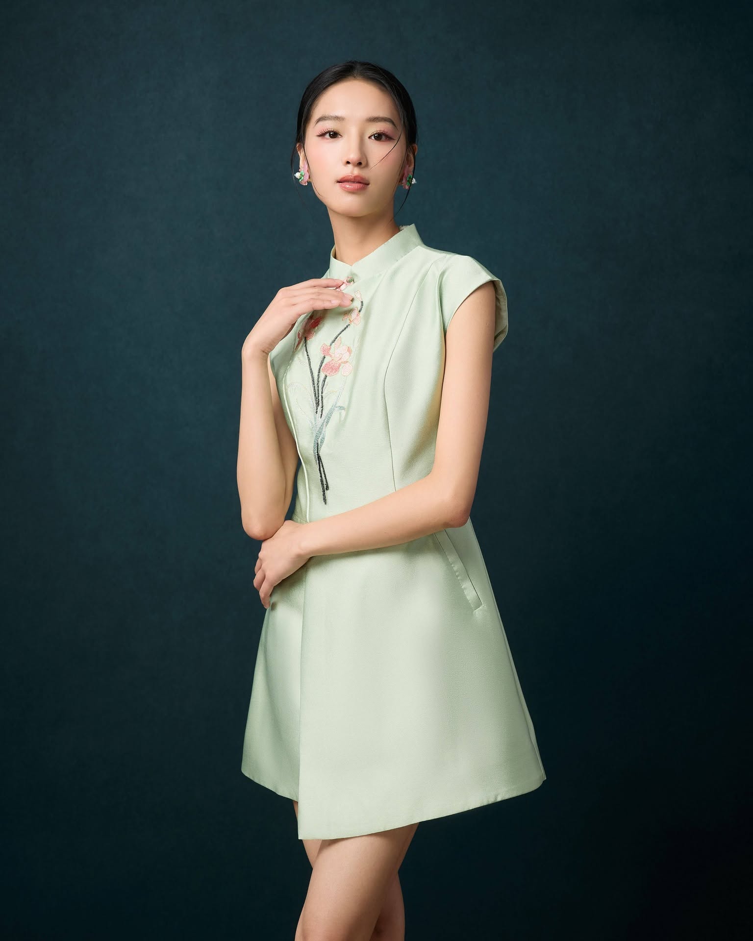 花刺绣闪亮珠饰连身裤  D0350