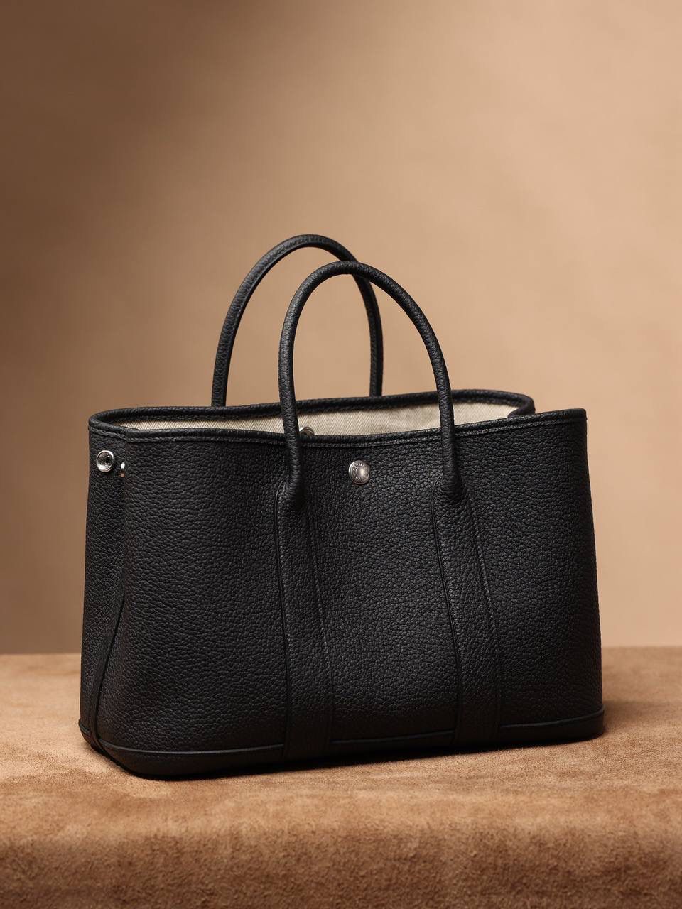 Hermes 爱马仕 Garden Party 30 黑色花园包👜✨ 尺寸：30*20*13cm 花园包独家渠道货，独家欧洲原厂皮原厂五金组装ZP尾单货，独一无二的天花板渠道货 面料是采用法国原厂的Togo皮，纹路清晰，颗粒感饱满，手感细腻，扑鼻而来的香味，爱不释手 版型真的是决绝子 喜欢大包的就入手吧 😍🤟🏻