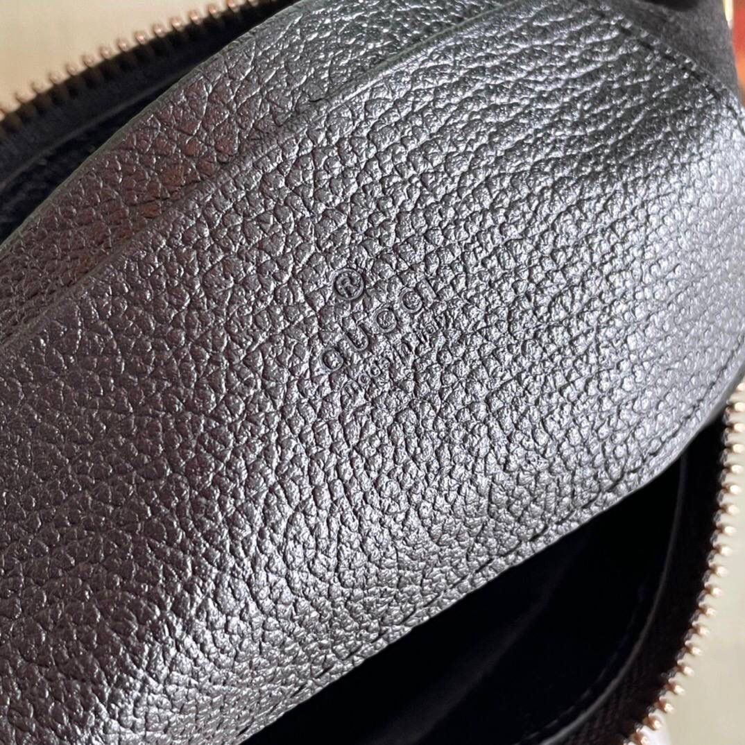 独家特级正品 。G731817！尺寸：25x19x7cm！Cosmogonie)系列在意大利历史悠久的蒙特城堡亮相。这一全新的新月造型小号肩背包从品牌典藏元素汲取灵感，采用柔软皮革材质呈现，并饰有在20世纪70年代亮相的双G标志🔥🔥🔥 它配有两条可肩带 可调节肩带（55厘米高） 可拆卸链式肩带（26厘米高）