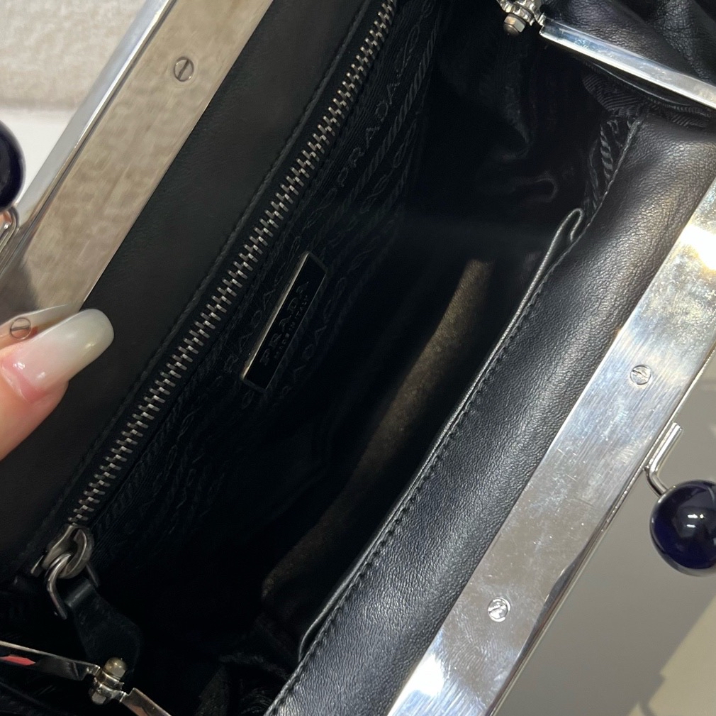 【預訂貨品】Prada 黑色腋下包