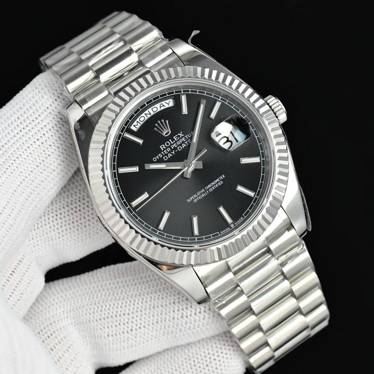 新品 ROLEX 劳力士 星期日历型（Day-Date / DD）腕表 🎮 自 1956 年问世以来，星期日历型一直是劳力士的旗舰之作，被誉为“元首之表”。40mm 表壳搭配三角坑纹表圈与元首型表链，仅采用贵金属打造，尽显尊贵气质。 12 点位星期全写与 3 点位放大日期双显设计，搭载定制一体机 3255 型机芯，稳定精准，抗震抗磁，100 米防水。 原版开模，细节到位，多种表盘可选（太阳纹 / 珐琅 / 陨石 / 宝石），星期与日期瞬跳结构由 200+ 精密零件协同完成，工艺出众。