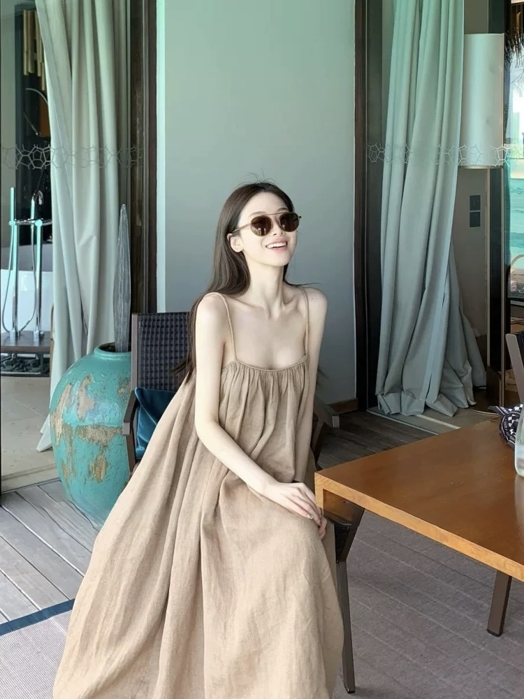 大码法式温柔风气质吊带连衣裙女度假风褶皱宽松长裙