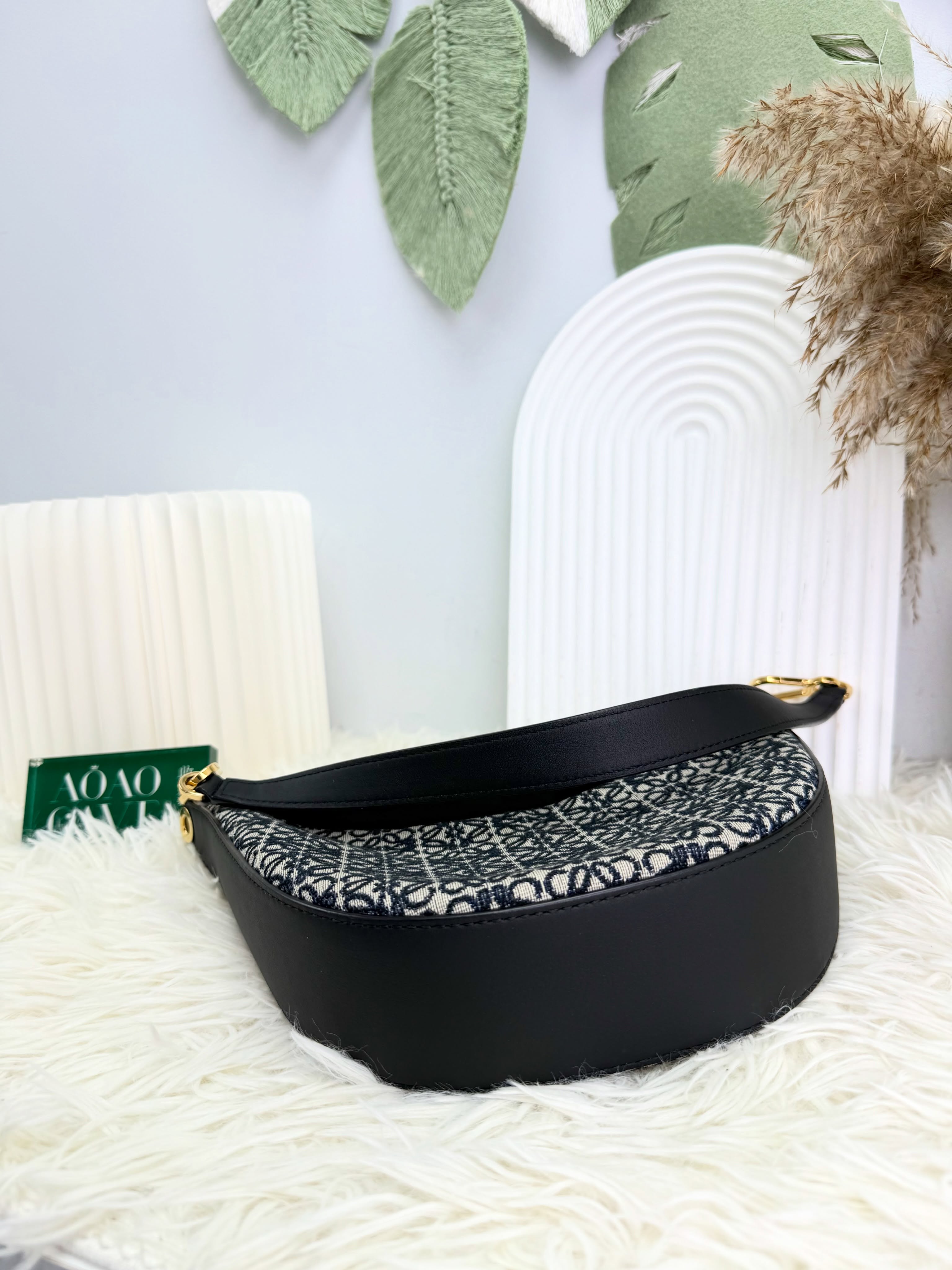 Loewe👜 PRE OWNED 🛍️黑色老花刺繡 Luna半月包 Small Anagram🖤 