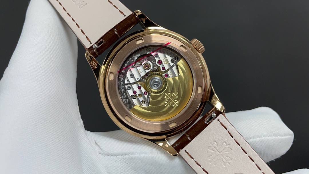 🌐新款到货🌐 百达翡丽最热门款式，PP复杂功能计时系列5146R 5147。功能方面的巧妙构思，外观上的合理布局，以及优越的机芯性能，无一不体现出百达翡丽大师们的独特设计，一件经典的艺术品。 采用39mm表盘直径，高性能Cal.324自动机械机芯，具备年历，日期，月份和月相显示功能，提供了强大的时间衡量功能，表盘设计中心大秒针，是时间易于读取。 相信这样的一款腕表会是很多爱表人士所梦寐以求的，但是就如它水中月的意象一样，可遇而不可求，所以，如果有个机会出现在你面前，那么就好好珍惜吧。