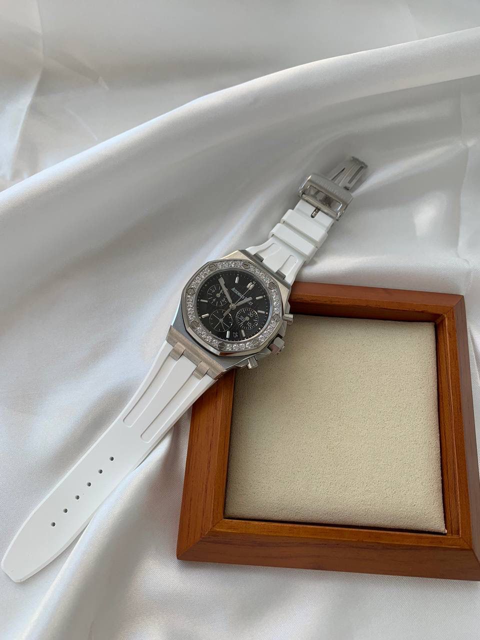 爱彼女款、小红书爆款，喜欢大表盘的女生、必备款，表盘37MM、蓝宝石防刮花玻璃，316精钢表壳、纯手工镶嵌32颗莫桑钻、搭配瑞士多功能石英机芯精准走时，表带采用进口橡胶工艺，佩戴舒适不过敏、折叠扣设计，佩戴便捷，数量有限，先到先得，多种色系，穿搭任选！