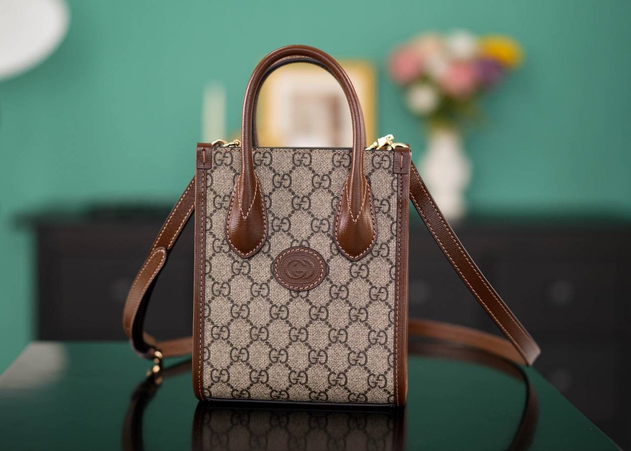 🥯GG Retro系列迷你托特包 棕色16cm 正品售价,500 这款𝐓𝐨𝐭𝐞 𝐌𝐢𝐧𝐢真的巨好看， 强势复古风实力回归， 超赞的高容纳量，看似小巧而精致， 日常出街的高颜值单品，可以说是超级实用！ 调节的肩带设计， 手拎，肩背，斜挎都非常棒~ 官方款号 671623 尺寸：16x20x7cm
