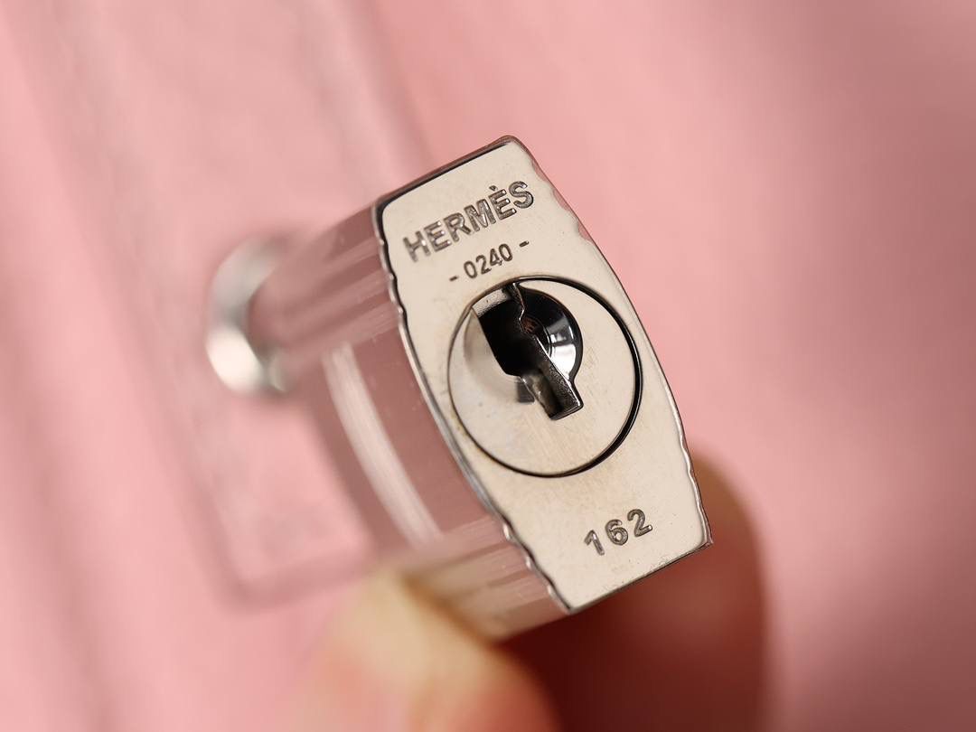 H菜篮子👜✨ 3Q樱花粉18cm银扣 独家渠道货！独家背景！高清实拍图！ 每个细节可放大看，全网天花板级别的菜篮子，独一无二的过验产品，每个细节都是对版的！ 纯手工制作、细工慢活、工匠精神雕刻的艺术精品！零售后，包满意！奢侈品中的精品之作！ 尺寸：18 X 19 X 13.5cm