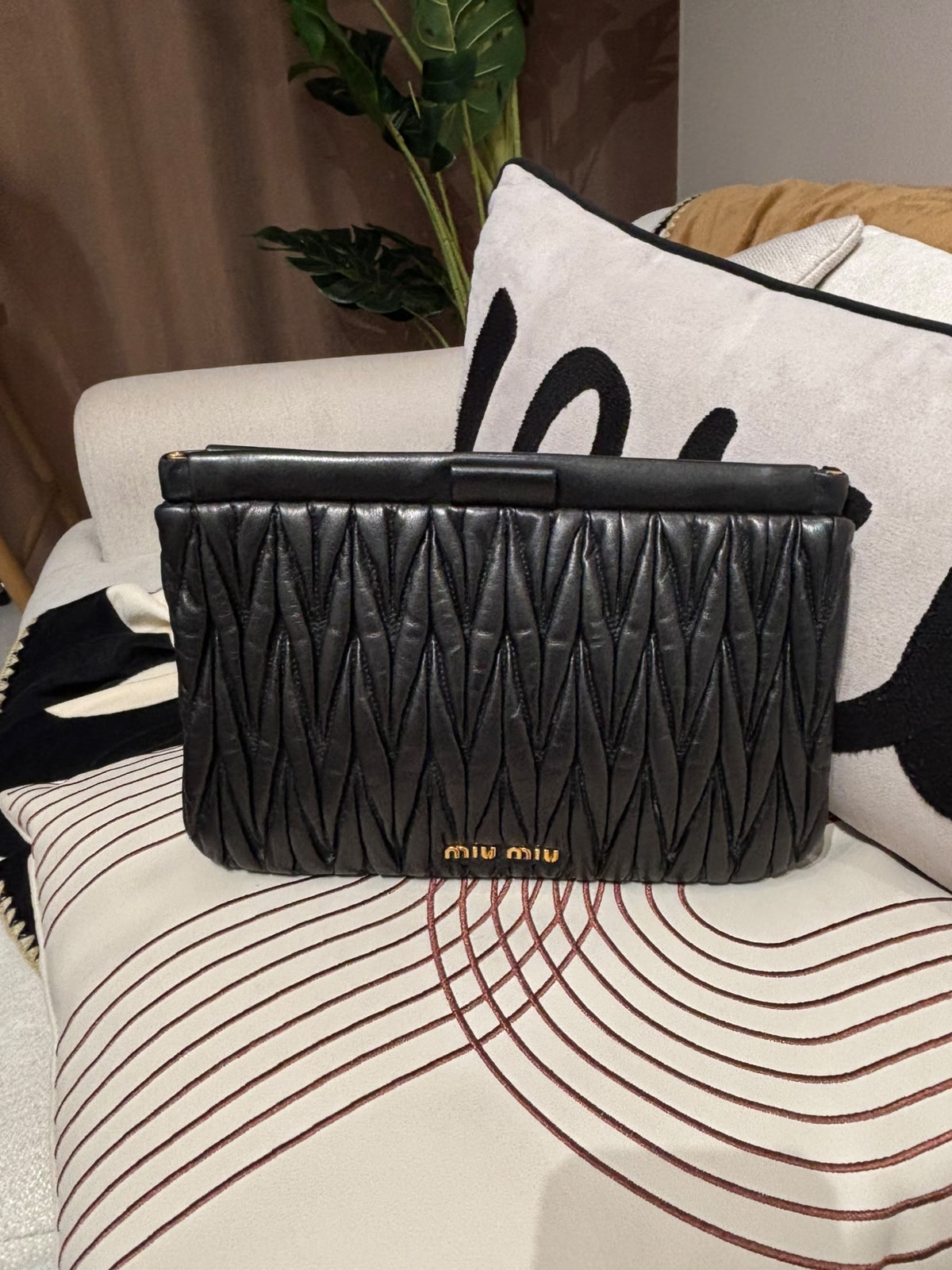 Miu Miu clutch bag 黑色金扣 100%Authentic ,95%new