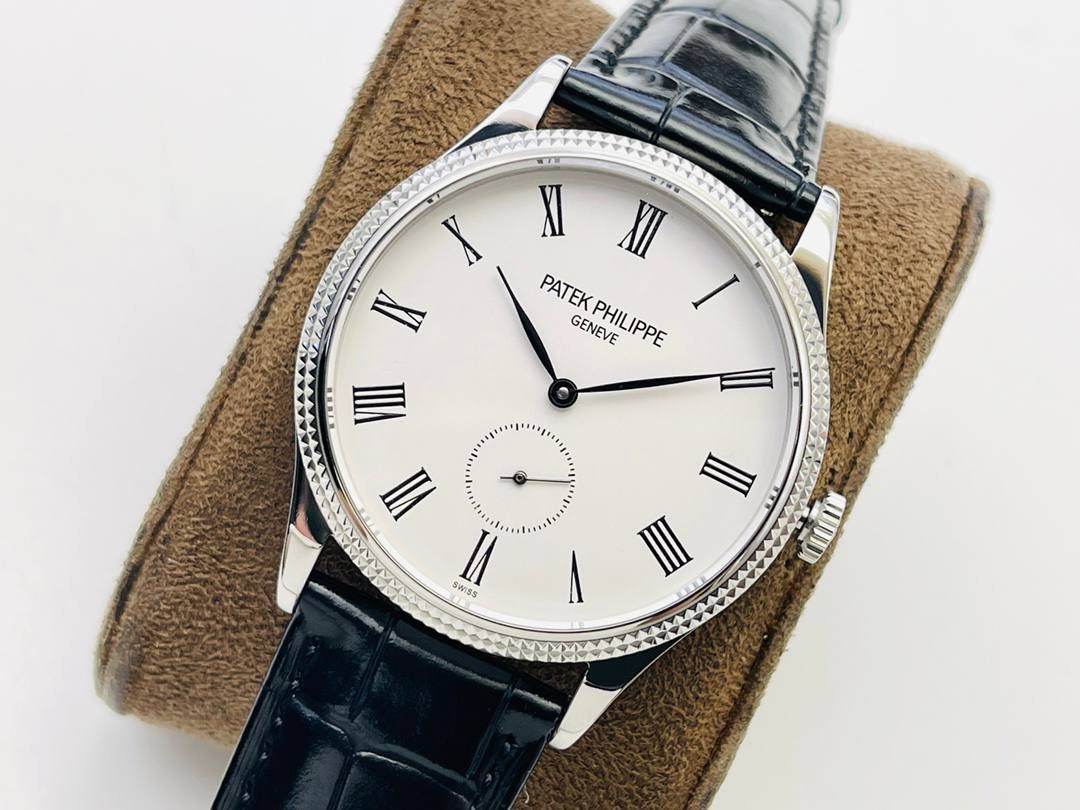 百达.翡丽-古典表系列——3919腕表震撼登场。🤩😍完美还原表中王者的独特质感和简约格调！细节升级如下： 1⃣️腕表尺寸39MM，尺寸数据完美吻合正品，佩戴轻便，还原正品体验。 2⃣️玻璃采用与原装一致的锅盖型穹顶玻璃，特镀有双层抗眩晕增透镀膜。 3⃣️表盘标识和指针的边沿全部采用手工润饰倒角，之后再采用镀铑工艺处理，确保光泽度和质感不亚于原装。 4⃣️机芯采用30-255 PS机芯机械！ 5⃣️表带经典意大利小牛皮表带，做工精致，包边细腻，尽显大牌风范，搭配原厂针扣。