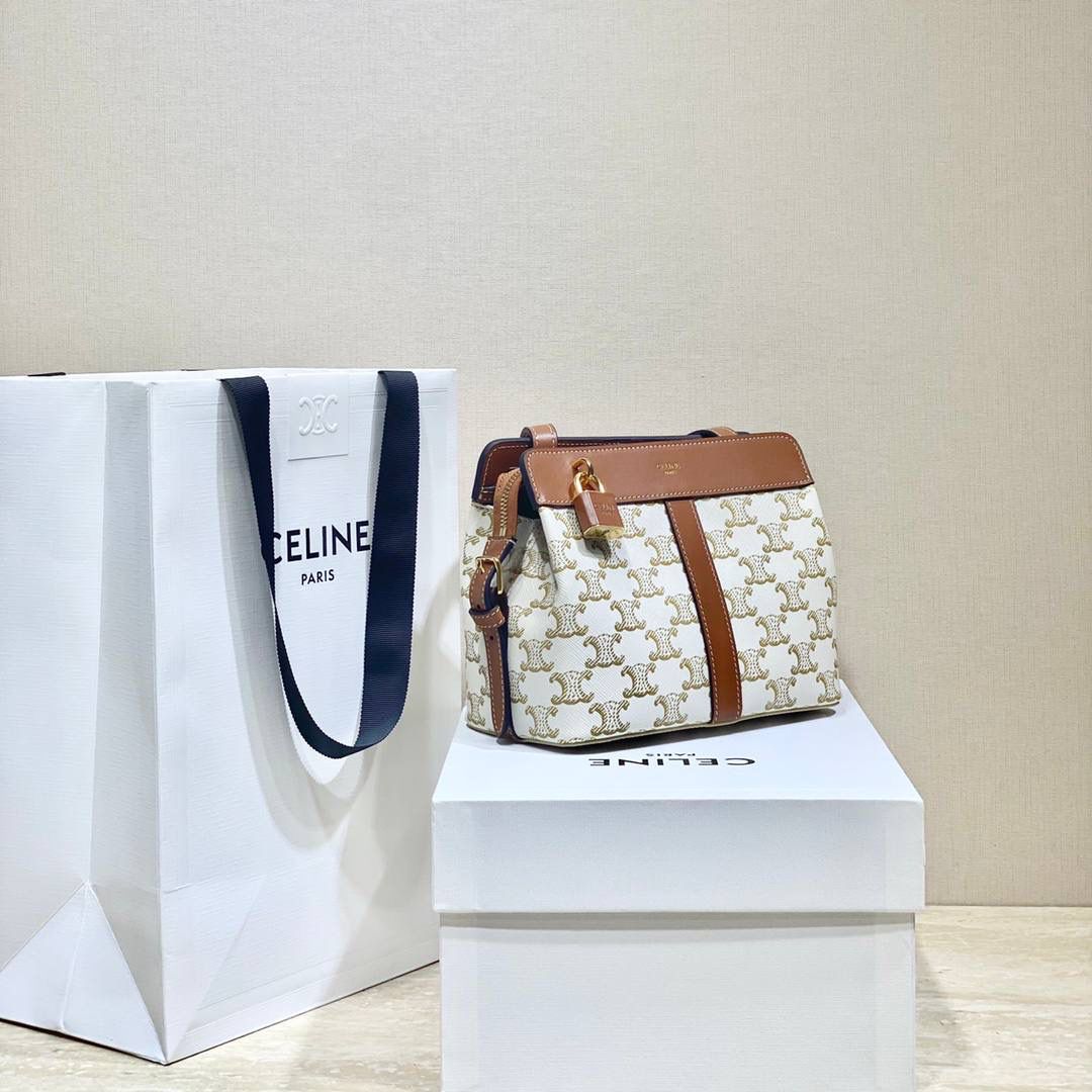 🔥大货实拍图 𝗖𝗘𝗟𝗜𝗡𝗘 ♥ 𝗧𝗘𝗘𝗡 𝗖𝗔𝗕𝗔𝗦 𝗗𝗘 𝗙𝗥𝗔𝗡𝗖𝗘 当季限定款💁‍♀️不会经常撞款的幸运锁包。型号：191992 尺寸：19*16*11cm