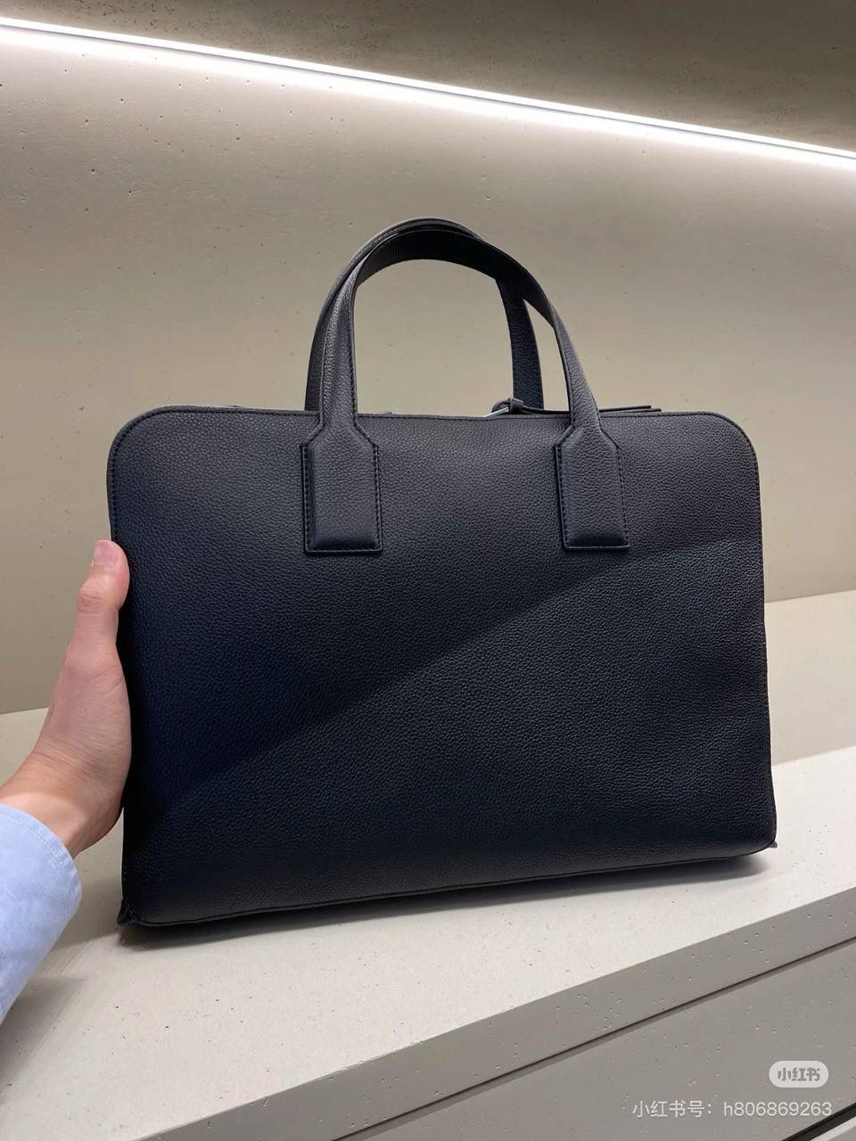 👉🏻牛皮【𝐺𝑜𝑦𝑎薄款公文包】 —黑色❤️ 编码：062344 尺寸：𝟑𝟖-𝟐𝟕-𝟖𝐜𝐦 📍柔软粒面小牛皮流线型公文包•可通过顶部手提或可拆卸可调节肩带携带。 📍拉链开合•牛皮革拉链头 内部拉链口袋和两个插袋❤️人字纹棉质帆布内里。 🉑容纳14寸电脑💻📍粒面小牛皮材质•耐糙经典❤️