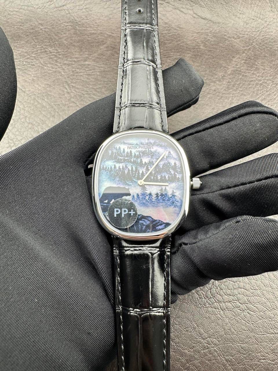 PP➕ Factory2025新品首发｜百达5738系列 68克配重版 复刻经典，更胜经典——GOLDEN ELLIPSE 黄金椭圆腕表重磅登场！ ✅ 黄金分割美学重塑：遵循1:1.6181经典比例，34.5MM×39.5MM椭圆表径搭配7.7MM纤薄厚度，复刻古典韵味与佩戴舒适度。 ✅ 316L精钢表壳：介于圆形与矩形之间的别致椭圆轮廓，还原原版线条张力，质感细腻出众。 ✅ 3D立体云贝母表盘：专属浮雕打印工艺，折射神秘深邃光泽，告别市面暗淡平庸款，上手自带高光。 ✅ 定制进口小牛皮表带：21X16尺寸对版原配，搭配同型椭圆表扣，与表壳设计遥相呼应，贴合手腕更显格调。 ✅ 9015精准机芯：走时稳定精准，兼顾实用性与耐用性，日常佩戴无压力。 PP➕不做“远观款”，只为呈现最接近原版的真实佩戴体验——从细节质感 to 上手触感，每一处都经得起近距离审视，让经典韵味在腕间完美延续！