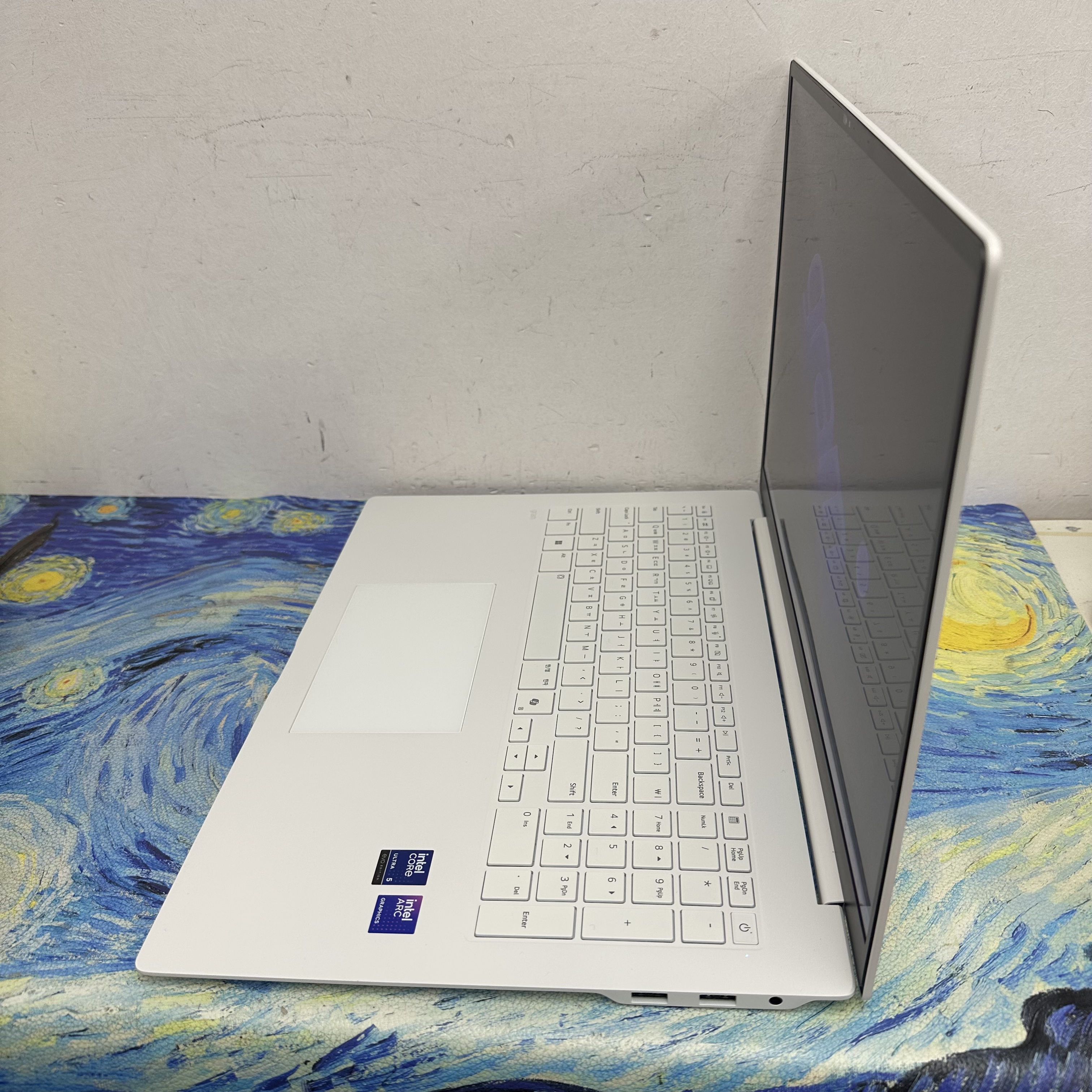 (LG超輕薄🤩文書機 ) LG 樂金 / Ultra 5 225H / 16GB Ram/512GB SSD/超輕薄機身/白色 /Laptop / Notebook / Movie / Netflix / Ultrabook / 16寸 / 文書 / Windows / Office 