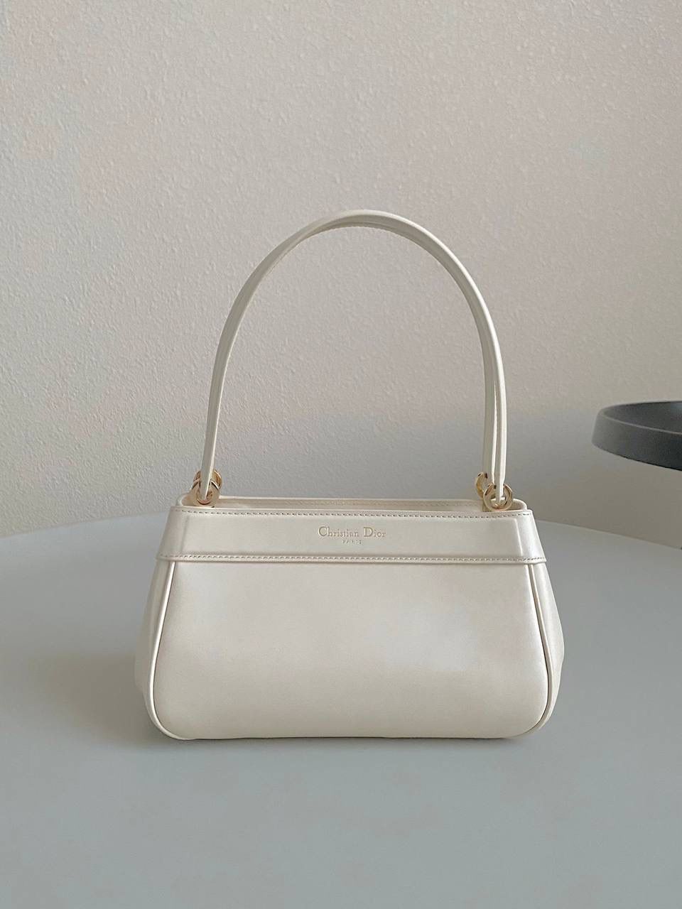 🈶米白小号 𝗗𝗜𝗢𝗥 𝗞𝗲𝘆手袋/腋下包 啊啊啊贵妇们还没买的都看过来 如此复古法式浪漫的包一定要拎在你手上 首批即出即断！都在翻单再翻单了！！ 早已大火全网时髦界，没有人不爱啊 独特的梯形包身➕细长手柄，优雅高贵 它的悬锁更是绝绝子，两个尺寸可选 小个子女生也可放心的冲大号 日常通勤什么大场合都能给你冲锋 拿捏得恰到好处，找不出一处缺点地方 真是把复古风玩得明明白白，美死了！！ 22×12.5×12cm，#6098m