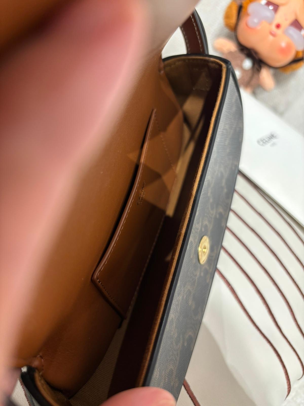 CELINE CLUTCH ON STRAP TABOU IN TRIOMPHE,100%Authentic ,99%new ✅收據✅dust bag 