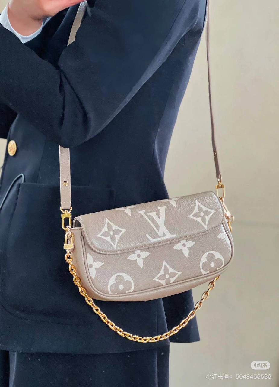 全皮IVY👜✨ 新晋人气王IVY手袋来了哈，全皮压纹款！ IVY拿到手真的一整个大惊艳！！！上身即干练！链条肩带+皮肩带的加持，轻松解锁N种背法，实用性强的可怕，可谓是新一代包包的“集大成”者！ 小小一只容量足、造型顶、颜值高，配个小裙子、小吊带、一整个穿搭分为拉满，怒吼安利人手一只哈💕💕 尺寸：22/10/5cm M82211 灰色丝印 M82154 黑色压花