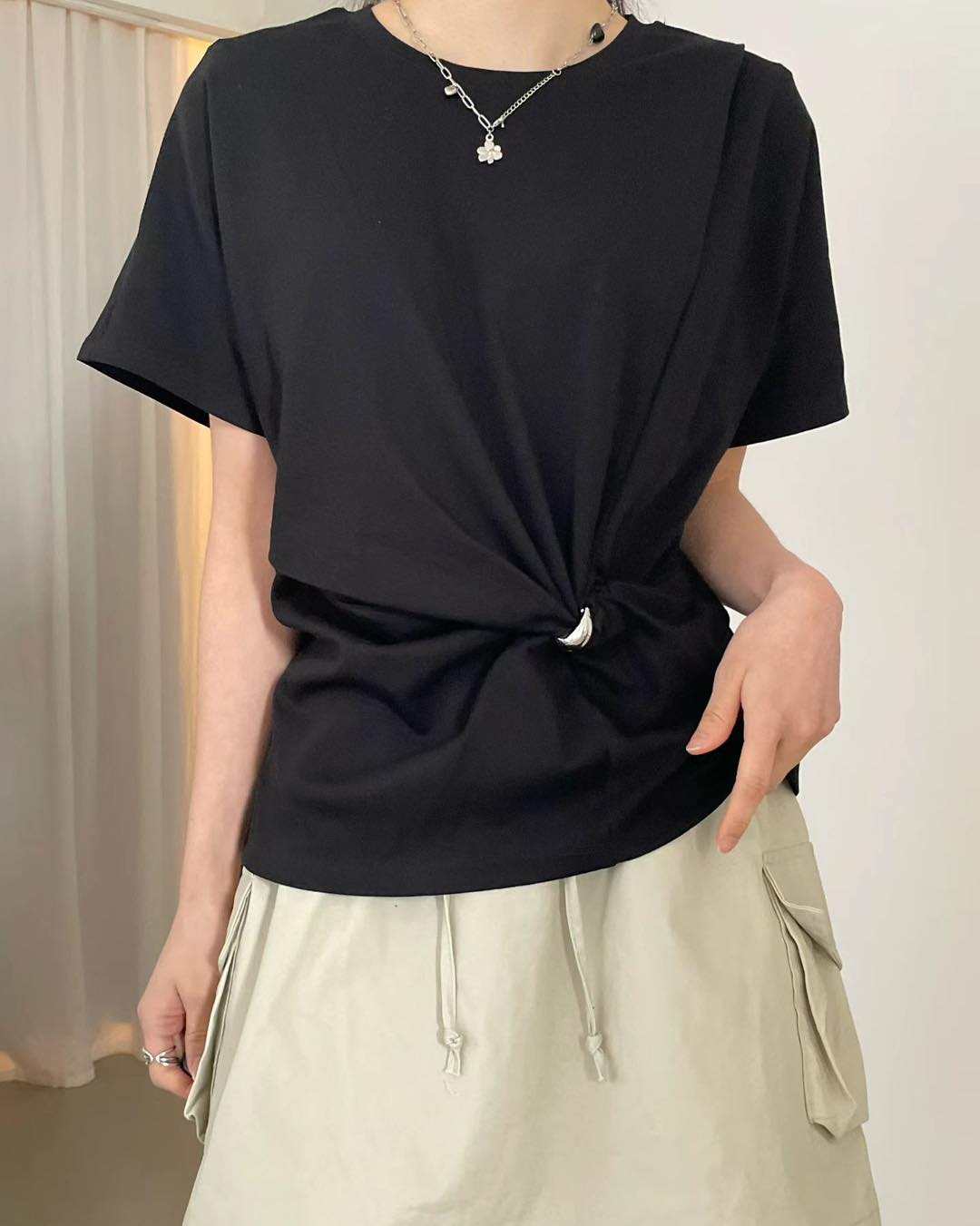 淨色鈕結圓領top