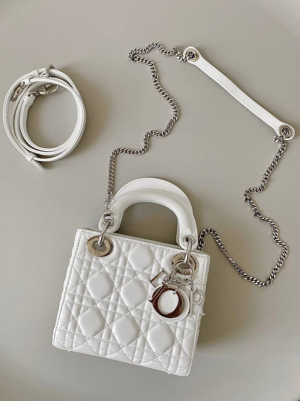 白银🎀𝗗𝗜𝗢𝗥 𝗟𝗮𝗱𝘆羊皮三格银扣🌟 女生必须要拥有的一只经典款 一年四季爆卖，老客每天都在补单 细腻柔软质感不是国内皮可以比的 进口原厂羊皮➕全钢五金，终极版 （标配两条肩带） size：17cm