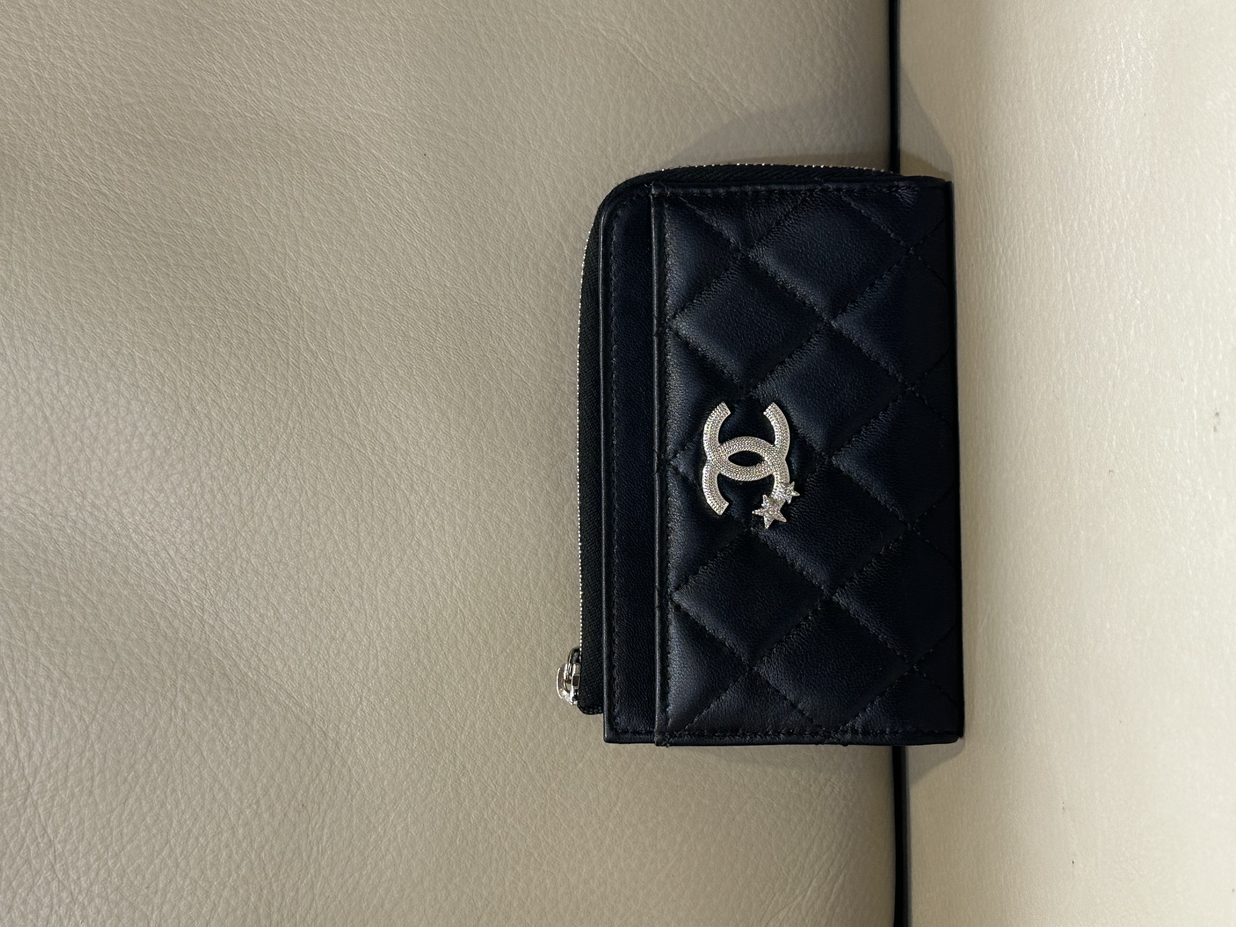 Pre-owned Chanel Star CC Quilted L-Zip Card Holder / Product Code: 26040505