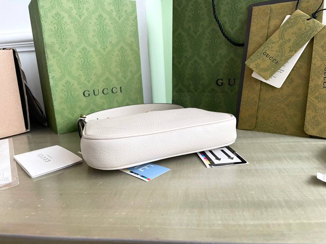 👜aphrodite系列 型号:739076 尺寸:21*12*4 手袋向20世纪90年代末和21世纪初流行款式致敬，以全新廓形演绎，将经典设计与流行配色和富有辨识度的双g配件融于一体，打造时尚前卫且别出心裁的包袋造型。这款肩背包以黑色软皮匠心打造，巧妙融入金色调拉链开合.🔥🔥