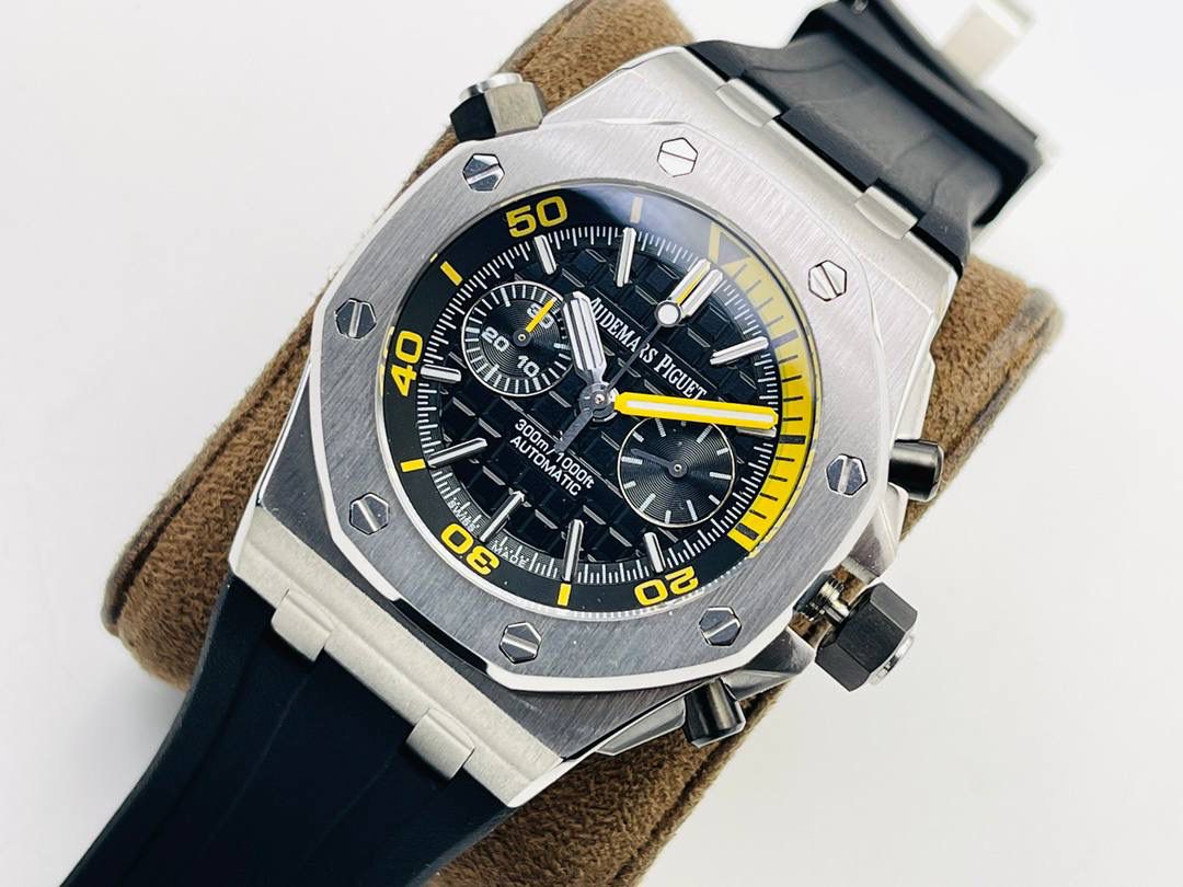 爱彼A P皇家橡树系列水果腕表！ 型号：26703 跑秒计时自动机械男表！搭载原版cal.3124机芯 直径：42MM！ 1⃣️表壳材质选用的904L精钢，经过CNC一次成型锻造了42MM的表径，表壳在经过拉丝工艺多次打磨抛光后做到了无懈可击，包括螺钉也一致还原！ 2⃣️表盘字面格纹错落有致，立体感很强。刻度线粗细程度以及长短均与正品保持一致。条钉时标内部填充超强夜光材料。两组小圆盘对称分布，就像两只小眼睛。盘面内有一圈一圈的放大环，细节处理很到位。 3⃣️橡胶表带表面的磨砂质感很强.采用无味不沾灰尘的进口橡胶，只为提高佩戴的舒适感！ 4⃣️前后玻璃都采用蓝宝石水晶镜面玻璃，镜面通透性也很强。这款腕表采用3124机芯，做到了外观和正品的极其相似，走时精准稳定！