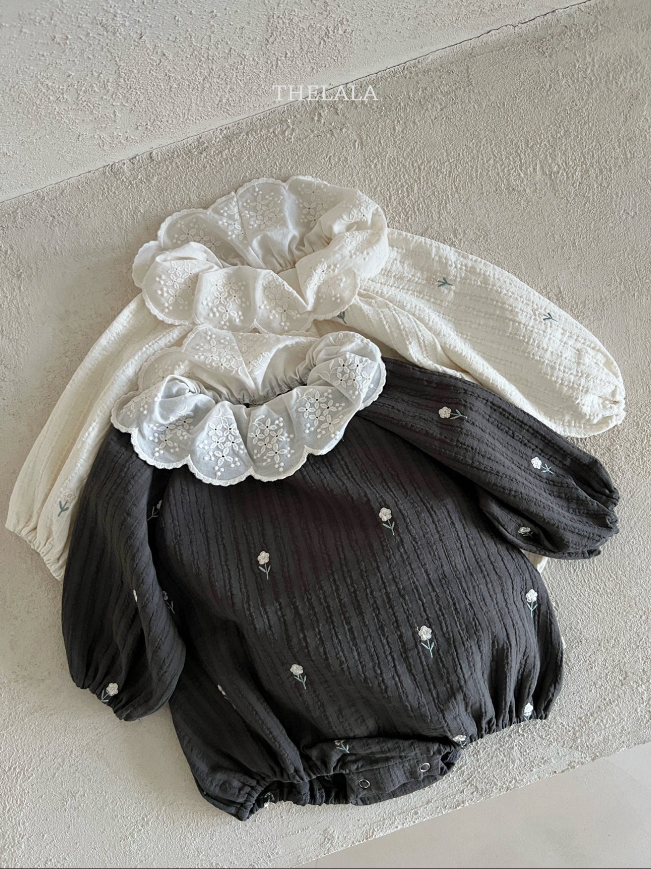 🌸預訂 韓國直送🌸🇰🇷THELALA兩色花卉刺繡蕾絲花瓣翻領長袖包屁衣