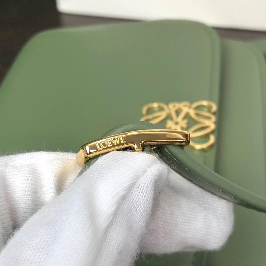 中号『 L0E💟WE GOYA 』 ⭐ 泫雅.周也.曾黎.虞书欣.宋茜.宋妍霏…众多明星同款哟～😘 ⭐能装，好搭，又不怕造 光滑丝绸牛皮革除了显高级外，上手如婴儿般肌肤娇嫩平滑，让你非常想保护她，呵护她呢～内饰细腻napa羊皮三隔层，贴心设计了暗扣和背面小侧袋，收纳方便➕安全感满分💯 ⭐灰常匹配当下的极简风，难得是拥有一大票靓丽颜色，无论是优雅知性，还是我们活泼开朗的小仙女们，都可以闭眼入啦！想凹造型？想上班通勤？怎么用怎么挑，都不会错^_^ 一句话，若🈶️此包，前者皆可抛！ 就算吃土也要买下呀呀呀～～ 中号尺寸：23-15-6.5CM 型号：012121牛油果绿