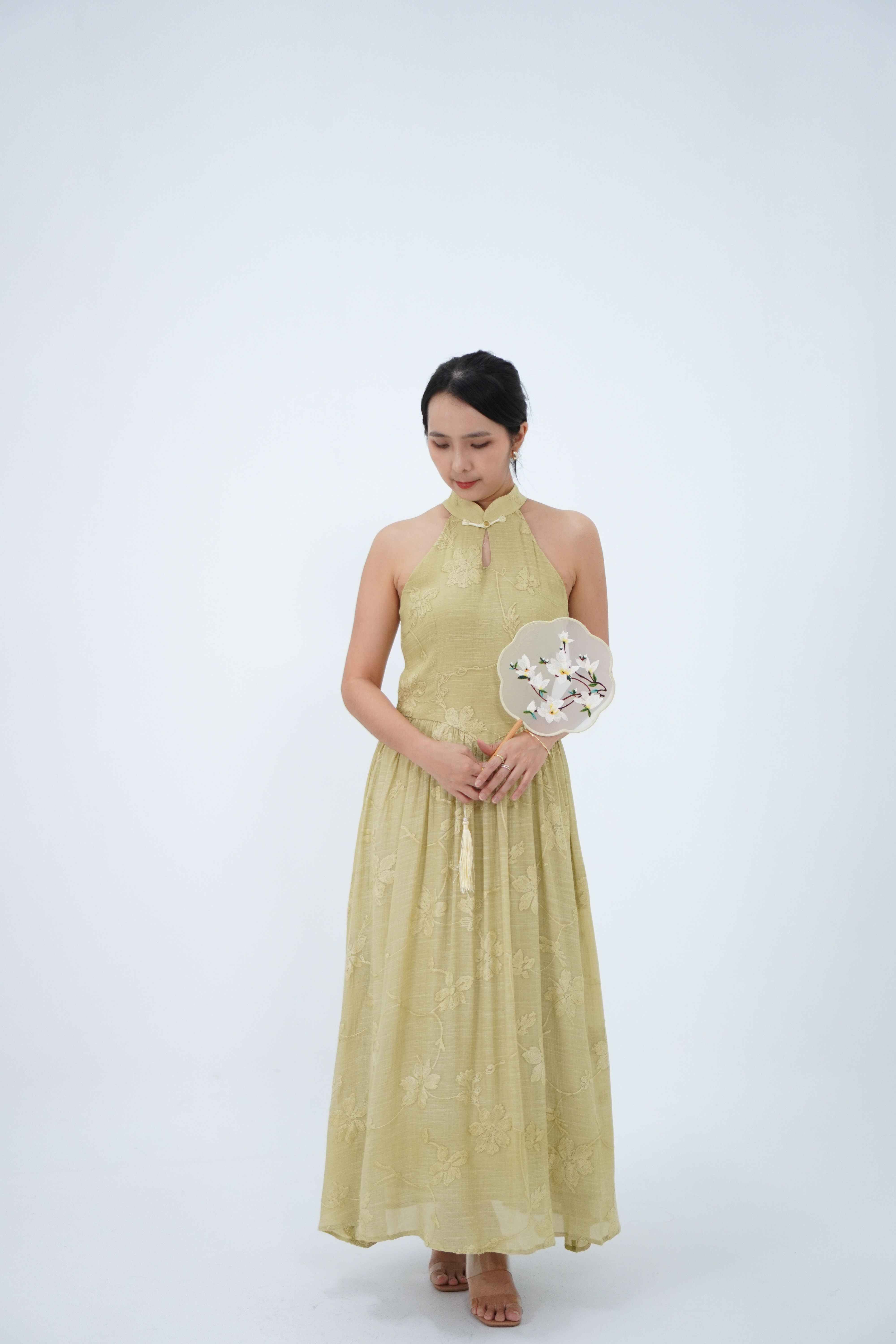 黄绿色新中式挂脖长裙