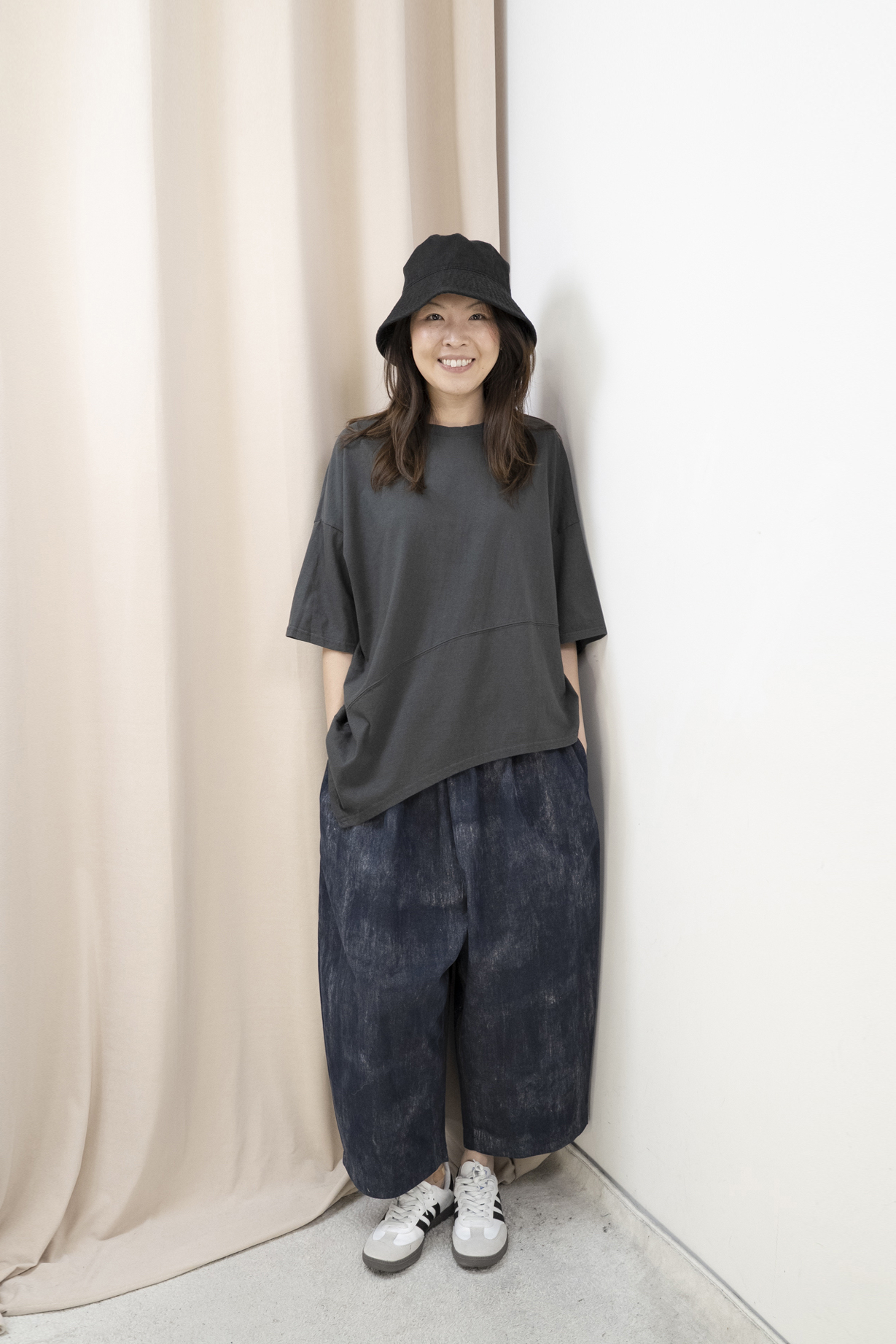 斜腳造型棉質休閒Top（炭灰色）